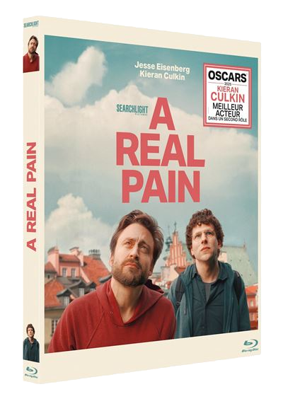 DVD-hoes van "A Real Pain" met twee mannen die omhoog kijken. Rode tekst, Oscars-logo, stadsachtergrond. Jesse Eisenberg en Kieran Culkin.