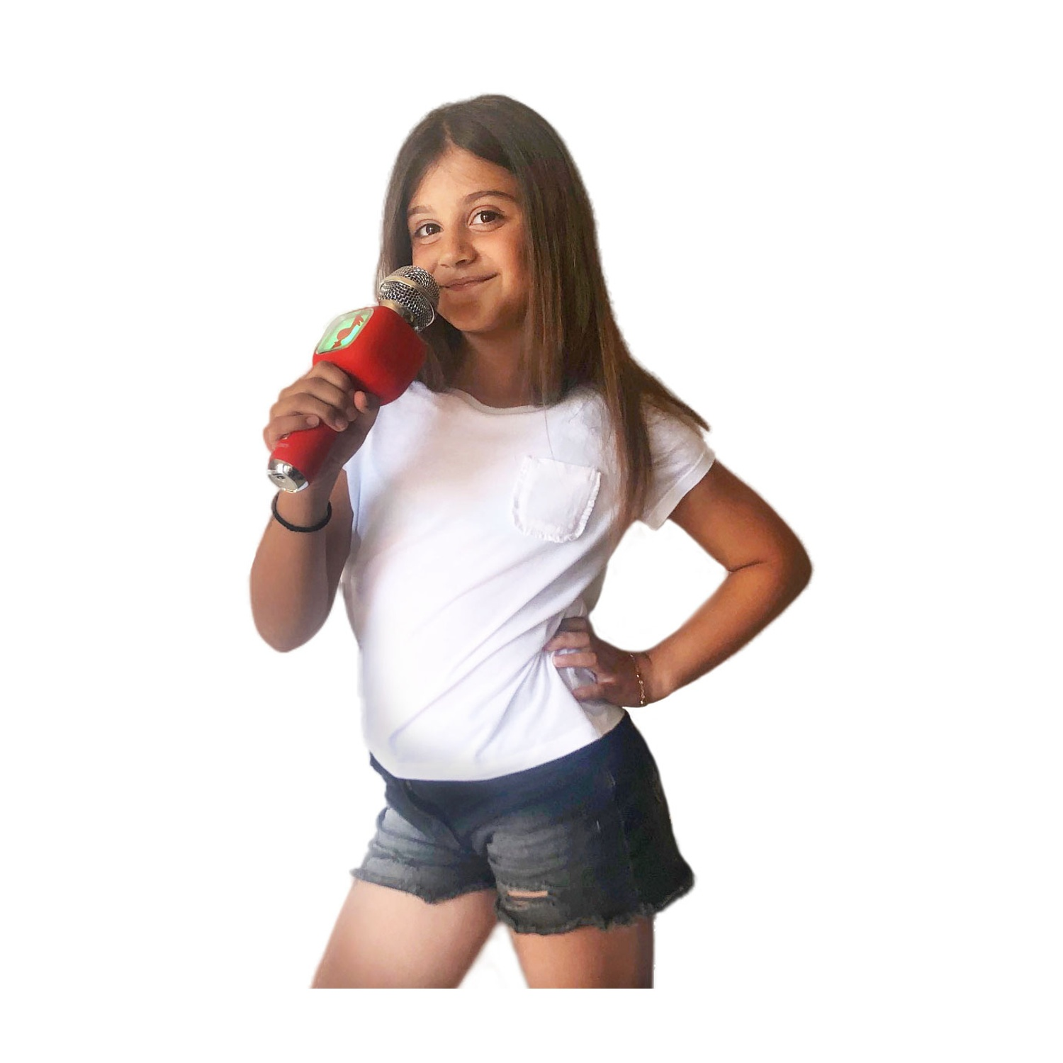 Una ragazzina tiene in mano un microfono rosso, sorridendo. Indossa una maglietta bianca, pantaloncini di jeans e un braccialetto. Sfondo bianco.