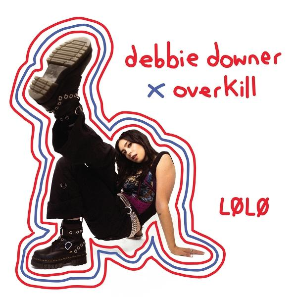 Eine Frau in schwarzer Kleidung und Stiefeln posiert in einem rot-weiß-blauen Design. Der Text lautet 'debbie downer x overkill, LØLØ'.