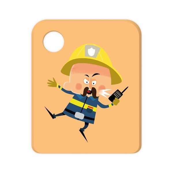 Cartoon-Feuerwehrmann mit gelbem Helm und Schnurrbart, der ein Funkgerät hält, schreit und mit den Händen gestikuliert, auf pfirsichfarbenem Hintergrund.
