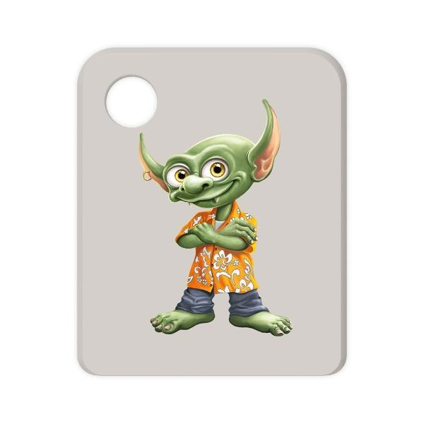 Ein grüner Kobold mit großen Ohren, trägt ein orangefarbenes Hemd und blaue Hosen, steht mit verschränkten Armen. Der Hintergrund ist ein hellgraues Rechteck.