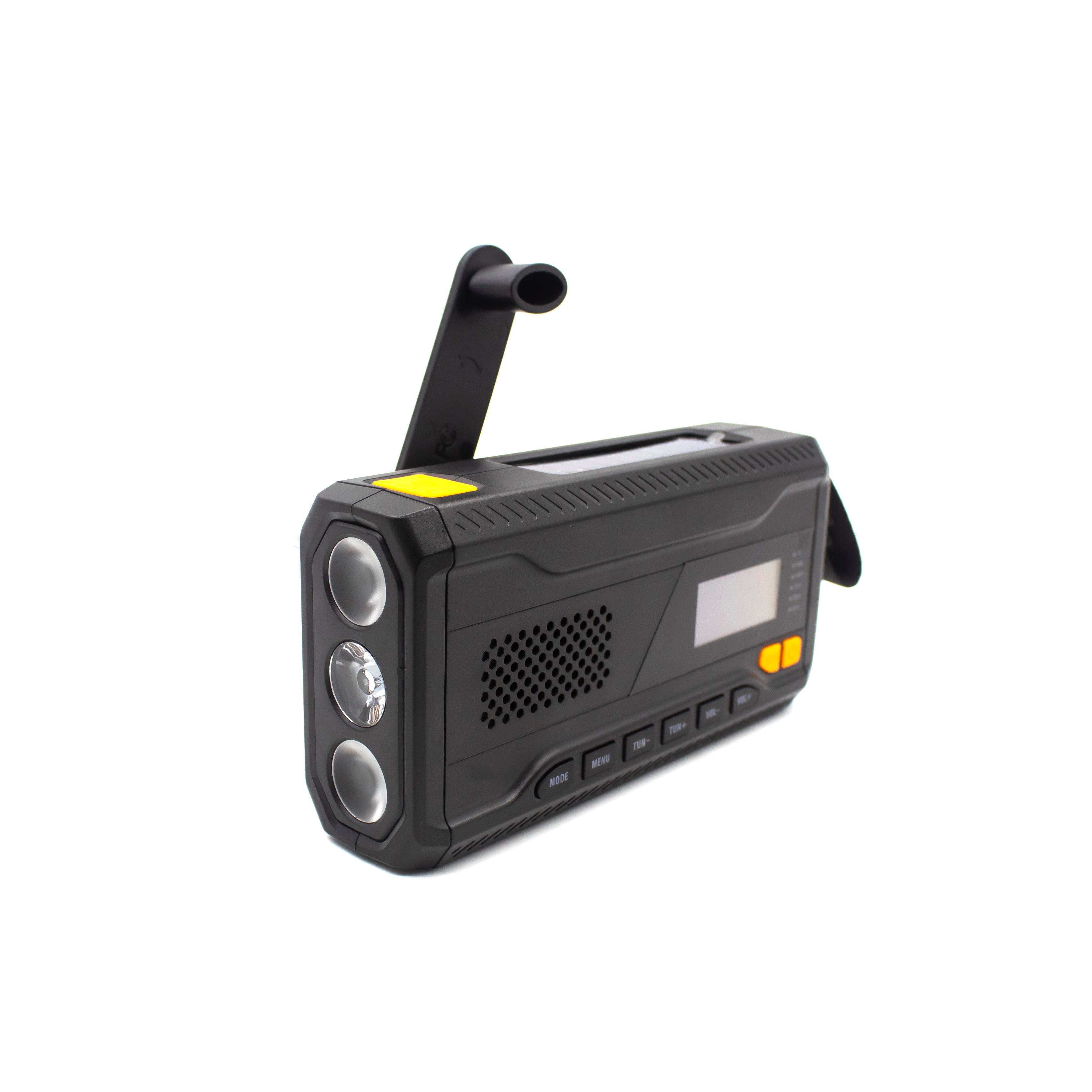 Schwarzes Notfallradio mit Handkurbel, LED-Leuchten und Knöpfen. Gelbe Akzente und ein Digitaldisplay, alles auf weißem Hintergrund.