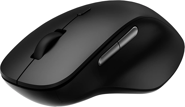 Egy fekete számítógépes egér görgővel, oldalsó gombokkal és ívelt, ergonomikus kialakítással fehér háttér előtt.