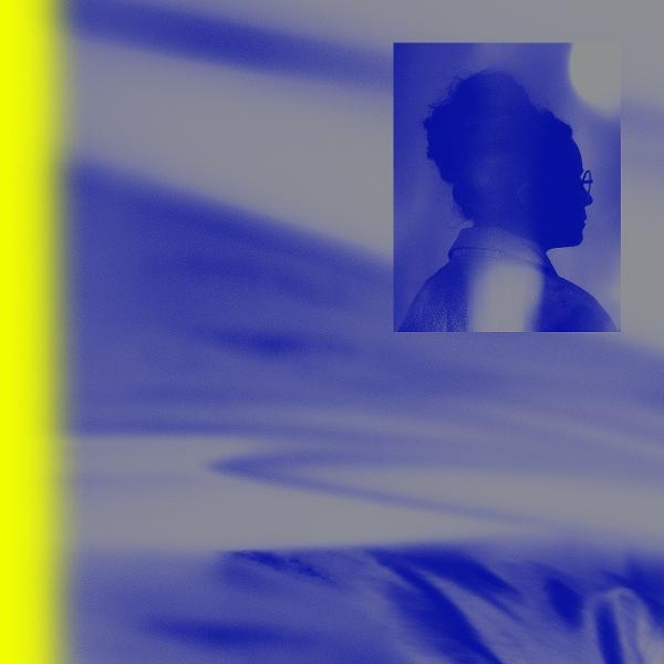 Eine Silhouette einer Person vor blau-weißem Hintergrund. Links ein gelber Streifen.