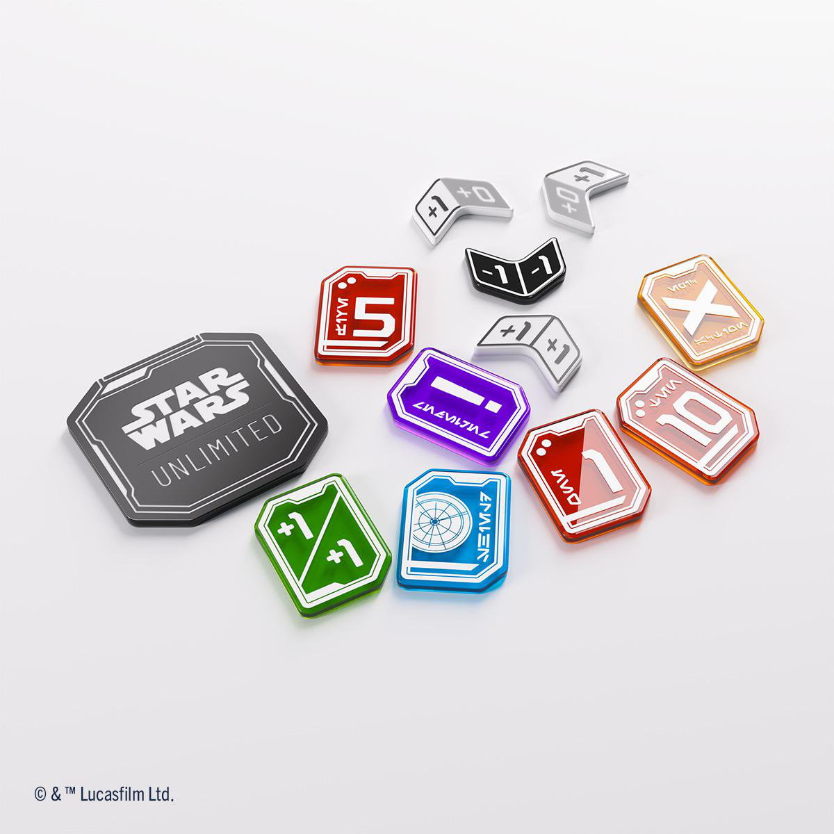 Verschiedene Star Wars Unlimited Spielmarker. Enthält Marker mit Zahlen, Symbolen und Text, verstreut auf einer weißen Oberfläche.