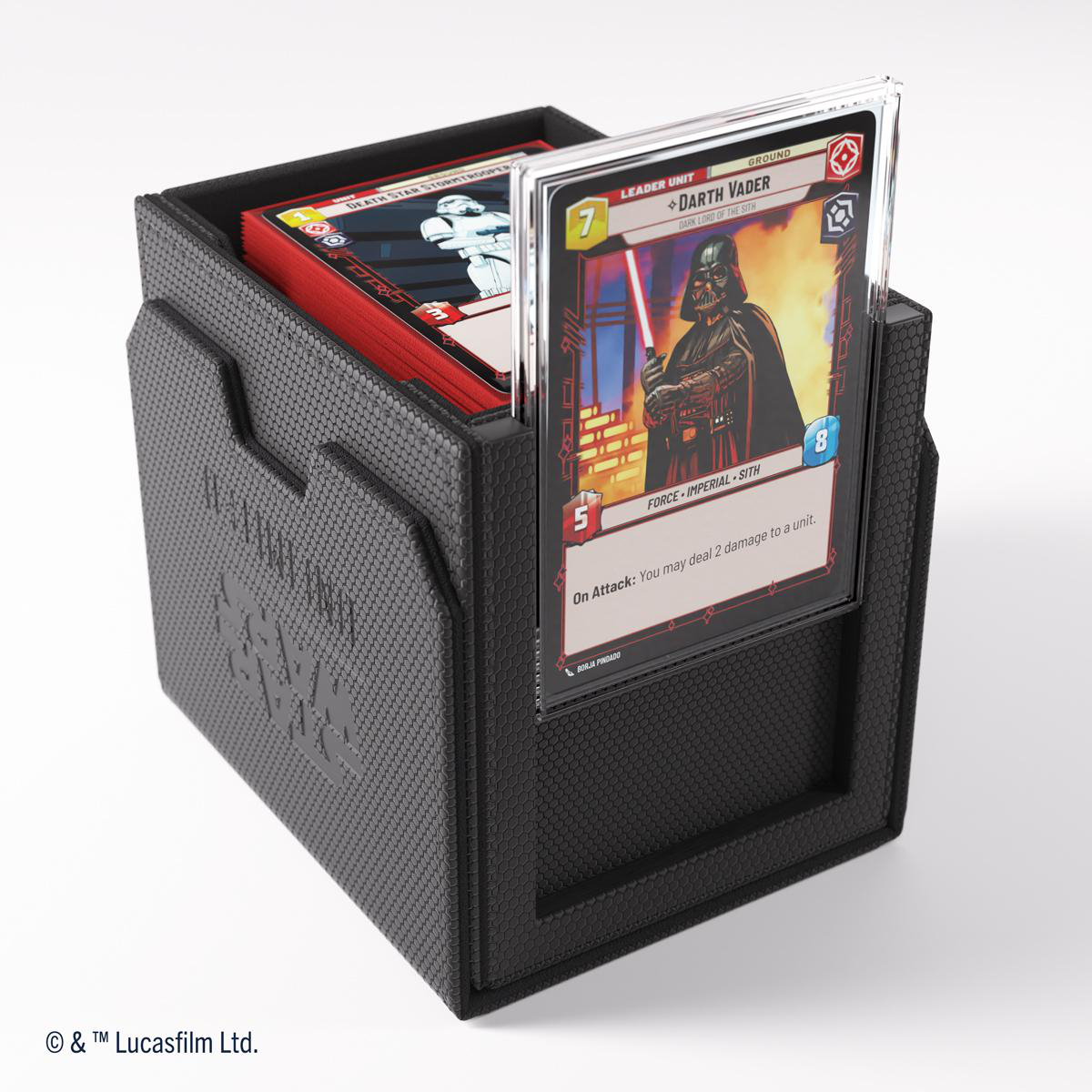Ein schwarzer Kartenhalter mit Star Wars-Karten. Eine Darth-Vader-Karte ist vorne. Andere Karten und der Todesstern sind sichtbar.