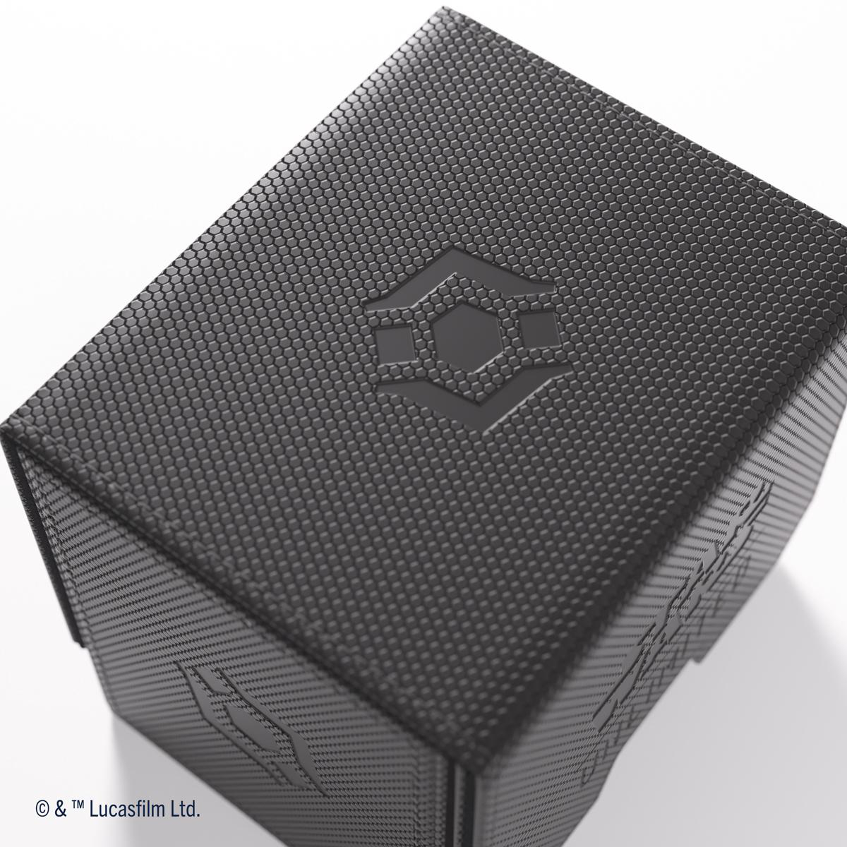 Eine schwarze, strukturierte Box mit einem geometrischen Design. Die Box steht auf weißem Untergrund, das Lucasfilm-Logo ist sichtbar.