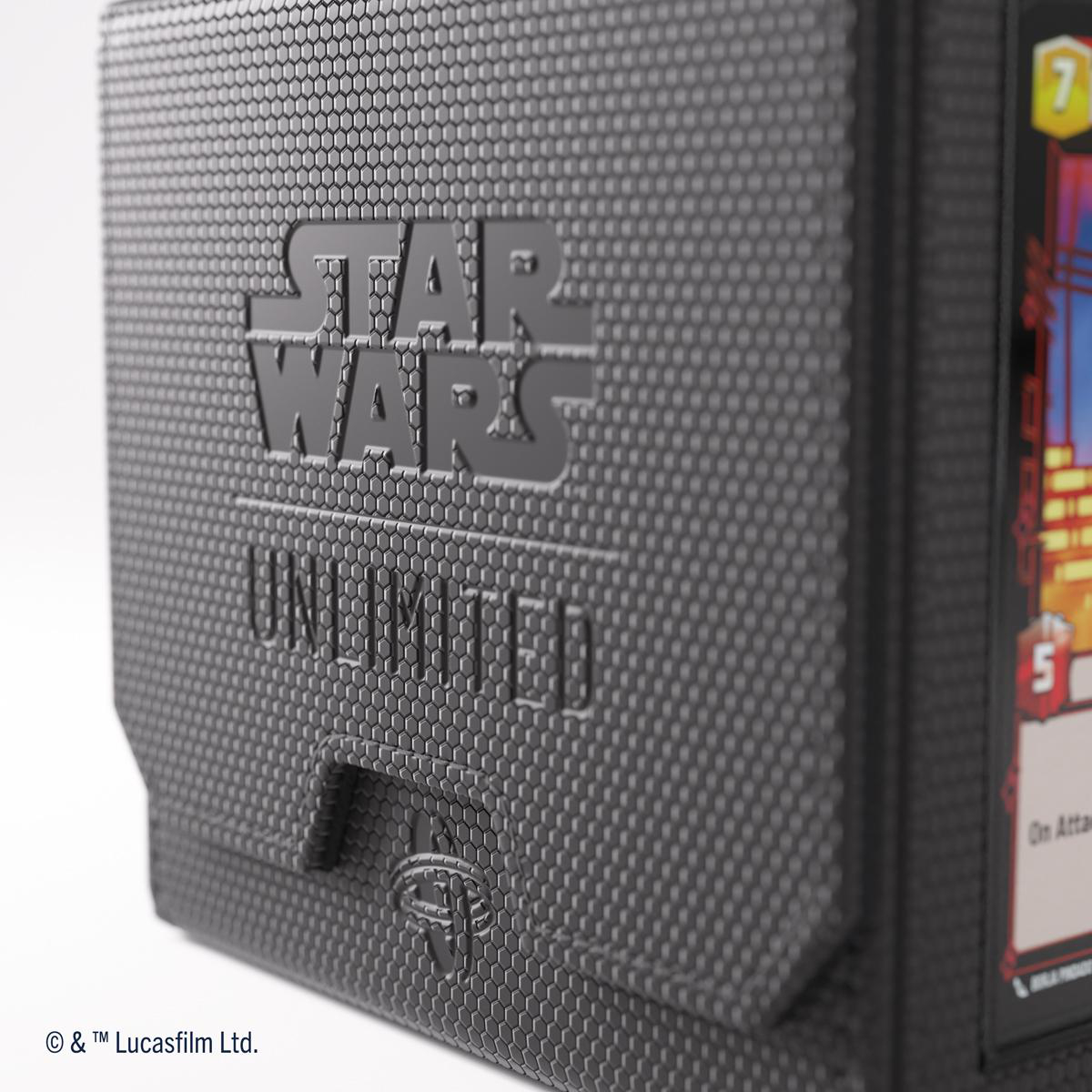 Nahaufnahme einer schwarzen Star Wars Kartenhülle mit dem Star Wars Unlimited Logo. Auf der rechten Seite ist eine Karte zu sehen.