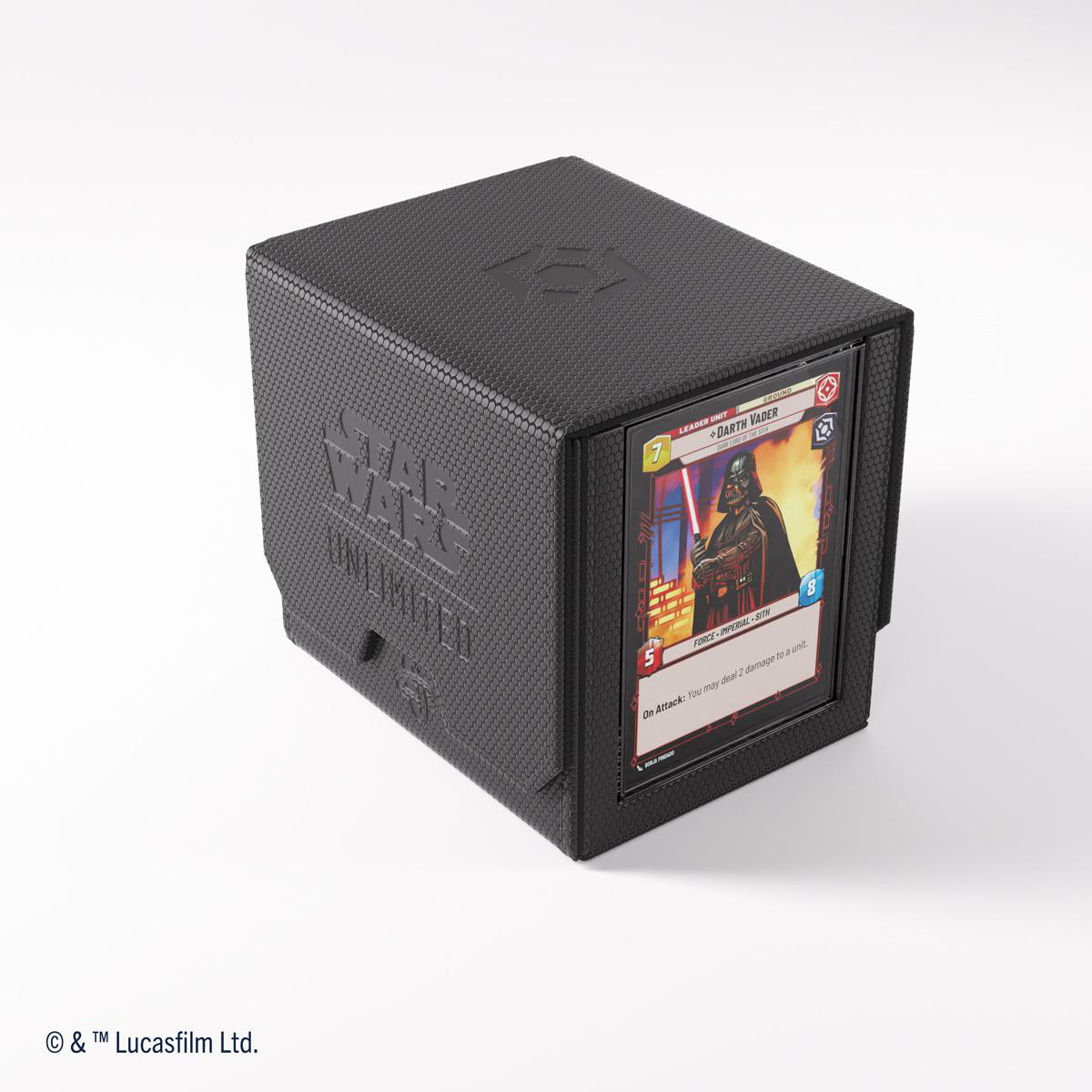 Ein schwarzer Star Wars-Kartenetui mit einer Darth Vader-Karte. Der Koffer hat eine strukturierte Oberfläche und das Star Wars-Logo.