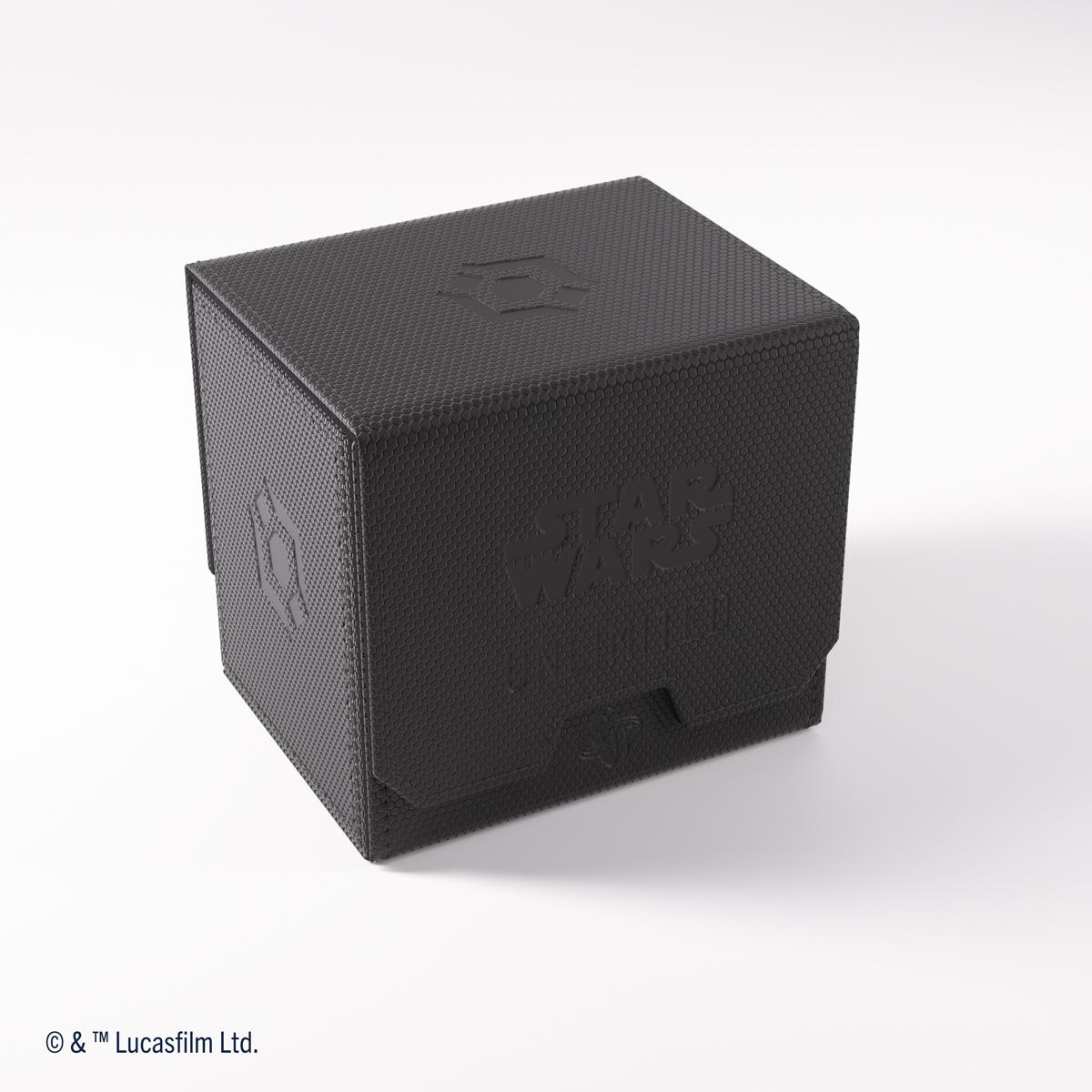 Eine schwarze Star Wars-Box mit geprägtem Logo. Die Box steht auf einer weißen Oberfläche. Die Box hat ein geometrisches Muster.