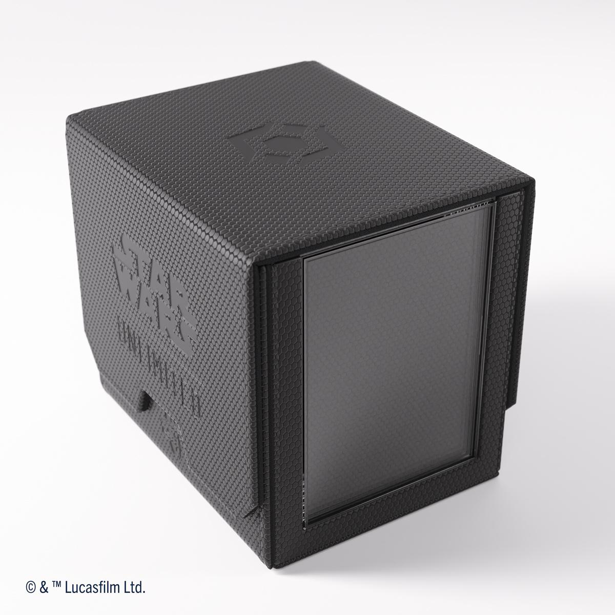 Eine schwarze Box mit Wabenmuster, Star Wars-Branding und einer Glasfront. Unten ist das Copyright von Lucasfilm Ltd.