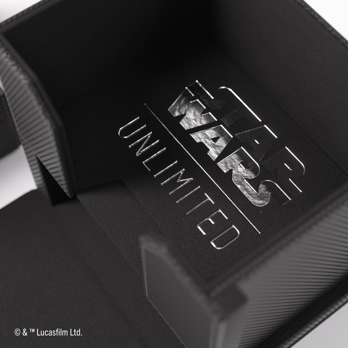 Schwarze Box mit dem Text 'Star Wars Unlimited'. Die Box ist geöffnet und zeigt das geprägte Logo. Ein Copyright-Hinweis ist in der Ecke.