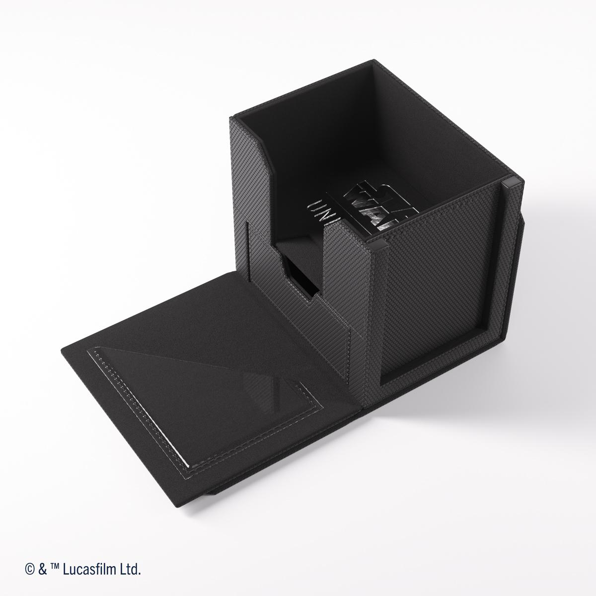 Eine schwarze, offene Box, möglicherweise ein Kartenhalter. Es hat eine strukturierte Oberfläche, einen offenen Deckel und ein metallisches Objekt darin. Weißer Hintergrund.