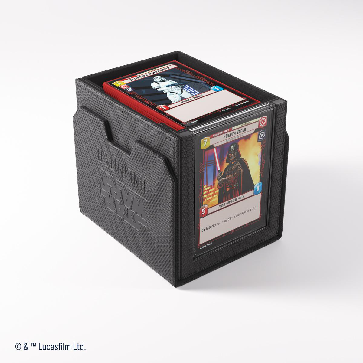 Ein schwarzer Kartenhalter mit Star Wars-Branding hält Karten. Eine Darth-Vader-Karte ist sichtbar, und eine Death-Star-Karte ist zu sehen.