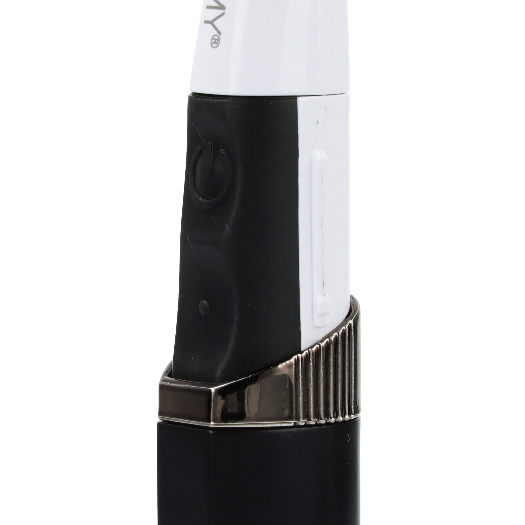 Zbliżenie czarno-białego urządzenia. Ma przycisk zasilania i srebrny metalowy pierścień. Tło jest białe.