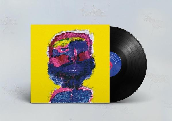 Albumcover mit abstraktem Gesicht auf Gelb, schwarze Vinyl-Schallplatte rechts. Farben: Rosa, Blau, Gelb, Schwarz, Rot.