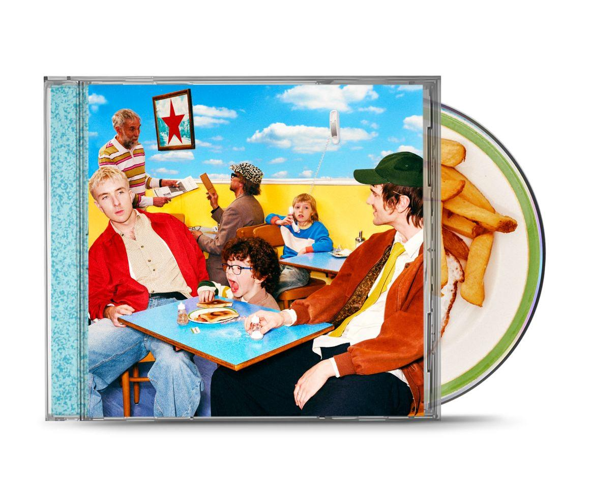 CD-Cover: Gruppe in einem Café. Personen sitzen, essen und interagieren. Himmelshintergrund mit Wolken. Pommes auf einem Teller.