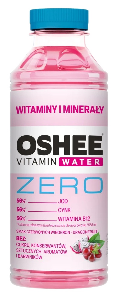 Butelka Oshee Vitamin Water Zero. Różowy płyn, niebieska nakrętka. Tekst zawiera 'Vitamin Water' i 'Dragonfruit'.