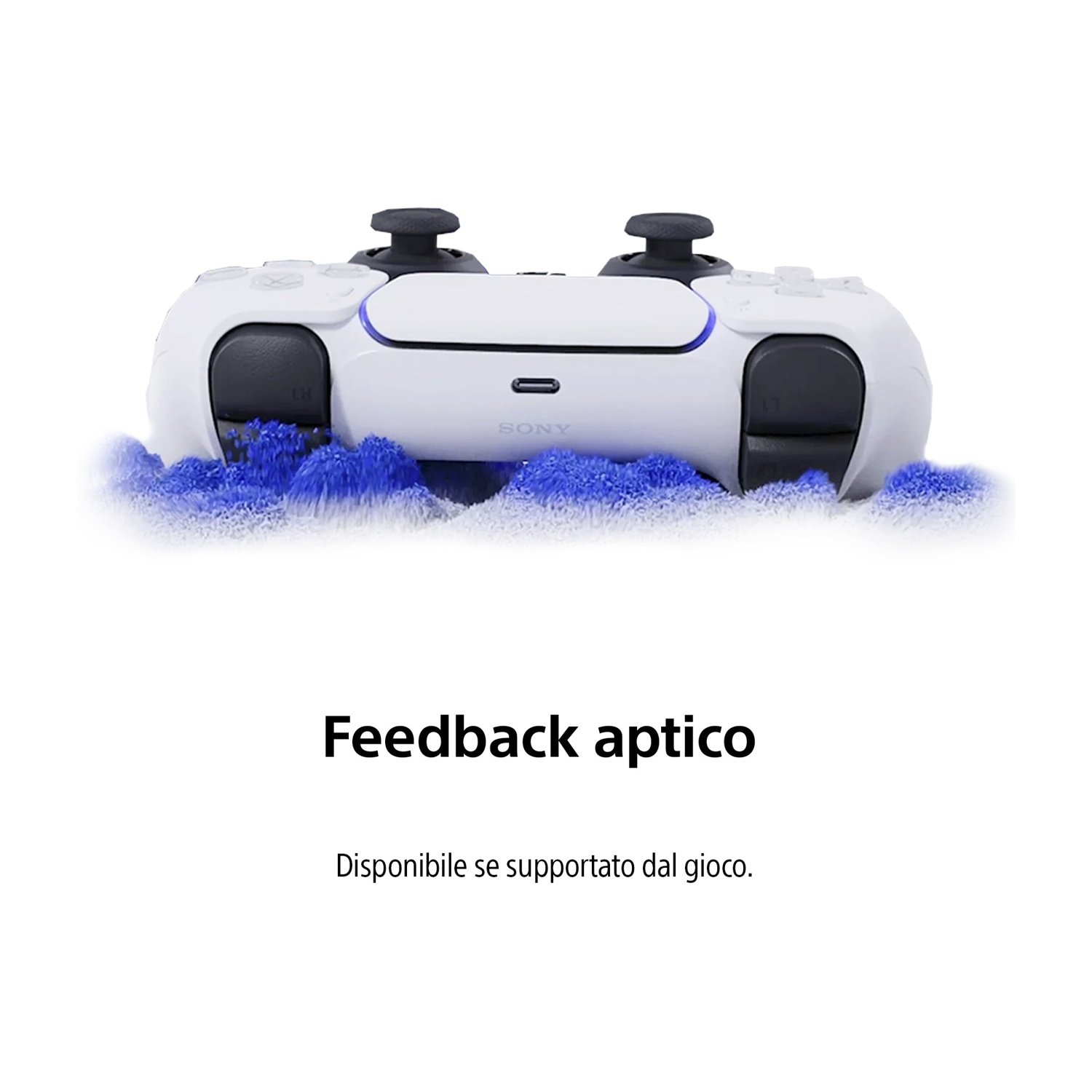 Un controller bianco PlayStation 5 fluttua sopra particelle blu. Sono visibili joystick e pulsanti neri. Il testo sottostante dice 'Feedback aptico'.