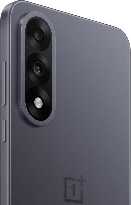 Egy szürke okostelefon közeli képe három lencsével. A OnePlus logója látható jobbra lent.
