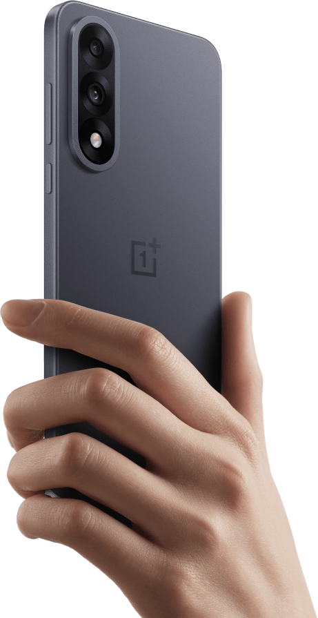 Egy kéz egy sötétszürke okostelefont tart. A telefonnak három kamerája van. A OnePlus logó látható.