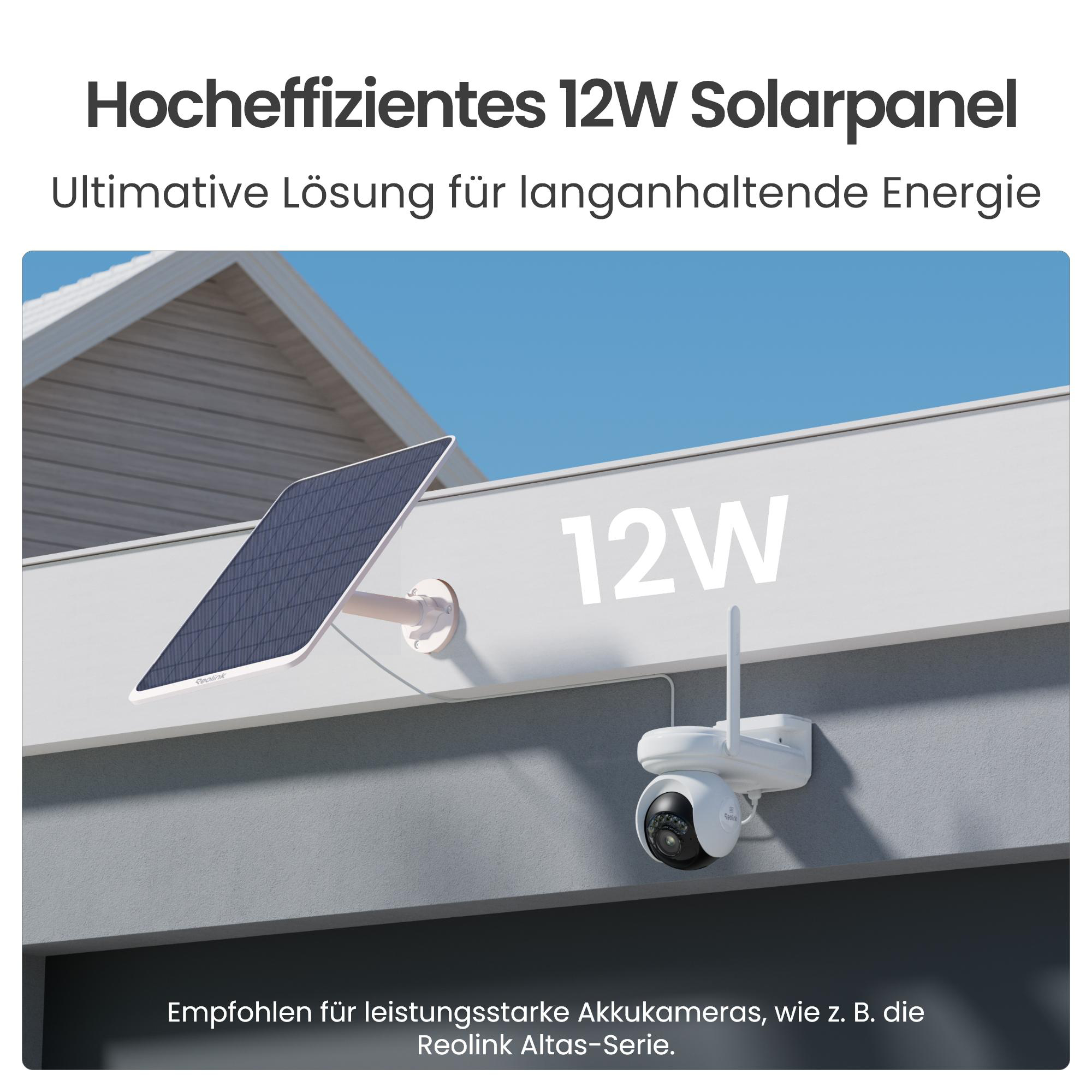 Solarpanel und Kamera an der Wand montiert. 12W-Text sichtbar. Blauer Himmel im Hintergrund.