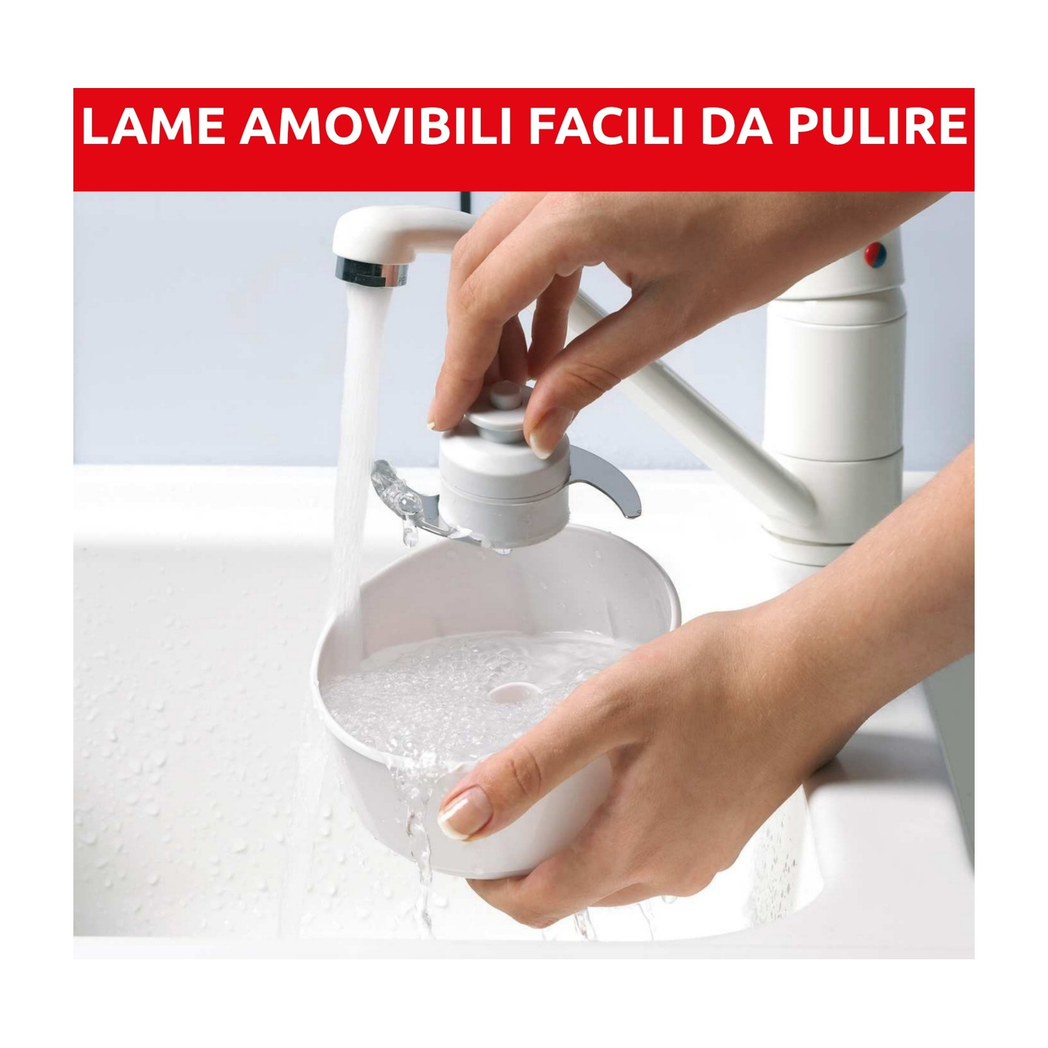 Una persona lava una lama bianca di un robot da cucina sotto un rubinetto. La lama è in una ciotola bianca. L'acqua scorre dal rubinetto.