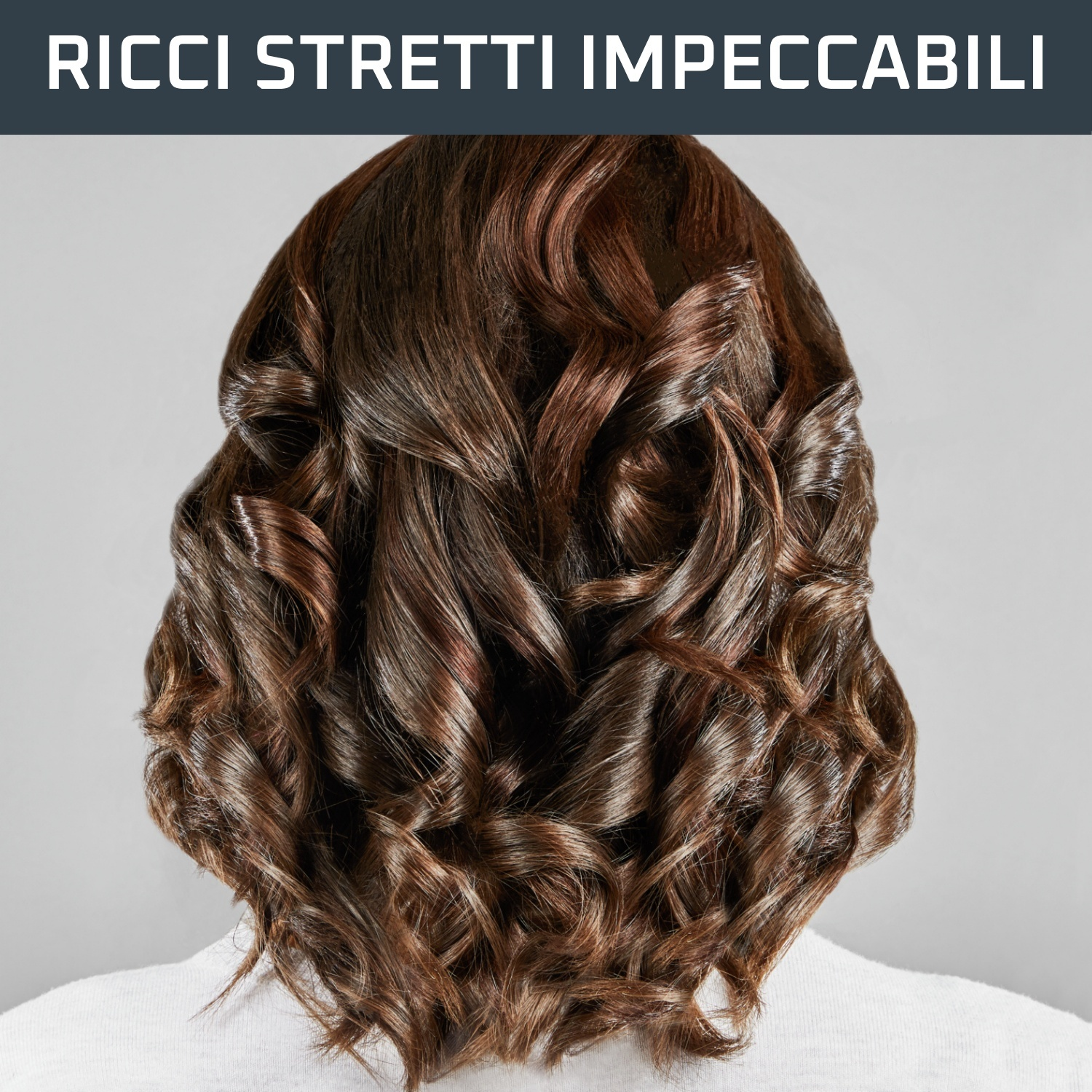 Vista posteriore di una persona con capelli castani riccioli e perfettamente acconciati. Lo sfondo è grigio chiaro. Il testo sopra dice 'Ricci stretti impeccabili'.