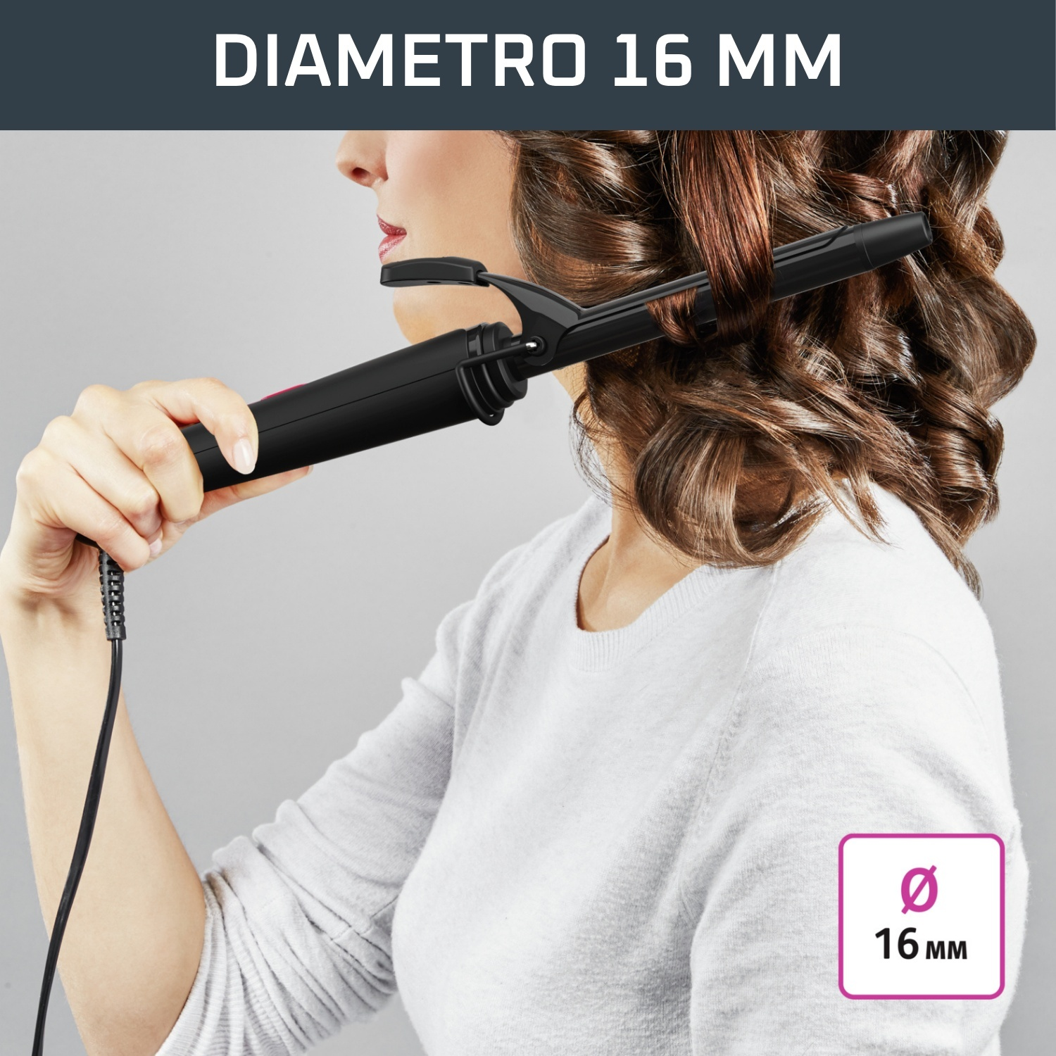 Donna che usa un ferro arricciacapelli nero su capelli castani. Il testo "DIAMETRO 16 MM" è in alto. Un'etichetta mostra il diametro.