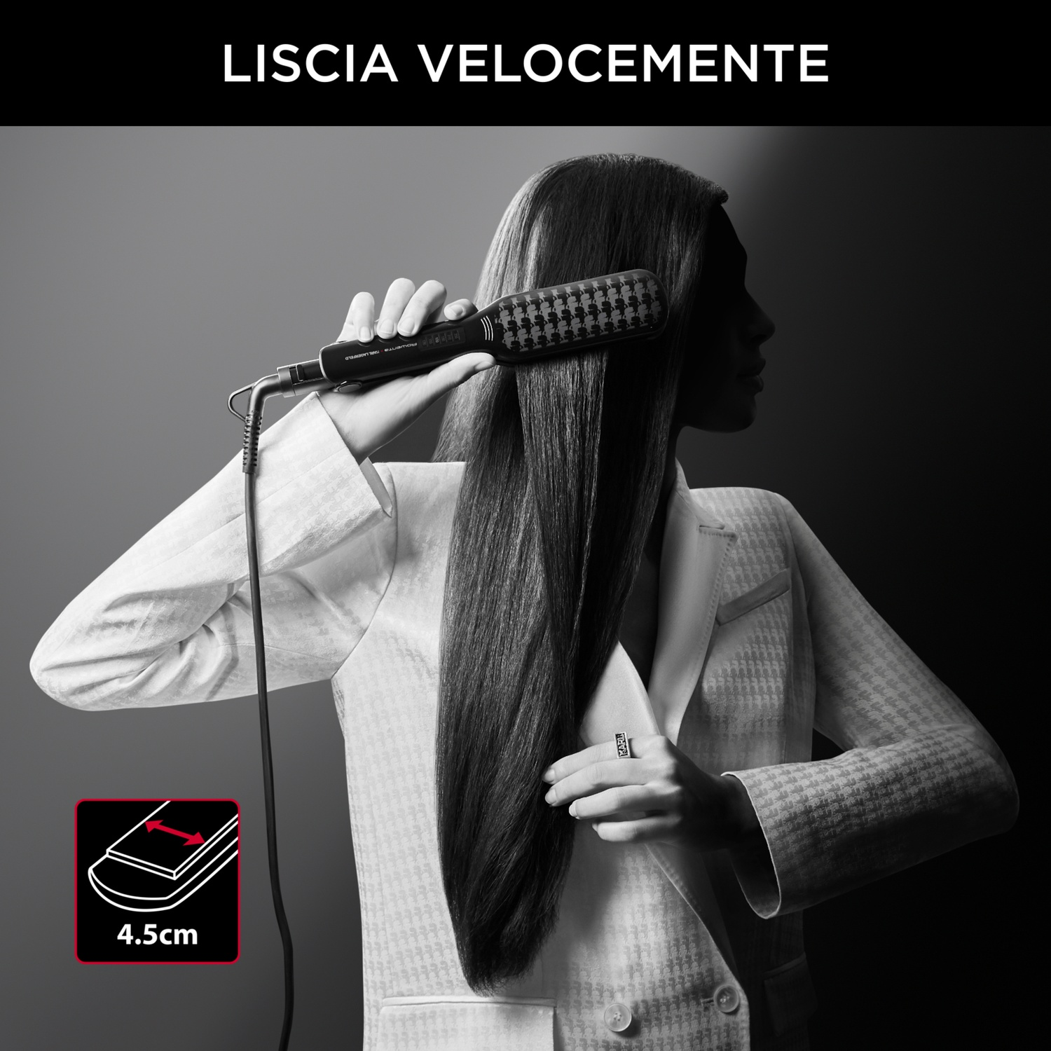 Una donna usa una piastra, lisciando i suoi lunghi capelli. Lo sfondo è scuro, il testo "LISCIA VELOCEMENTE" è in alto.