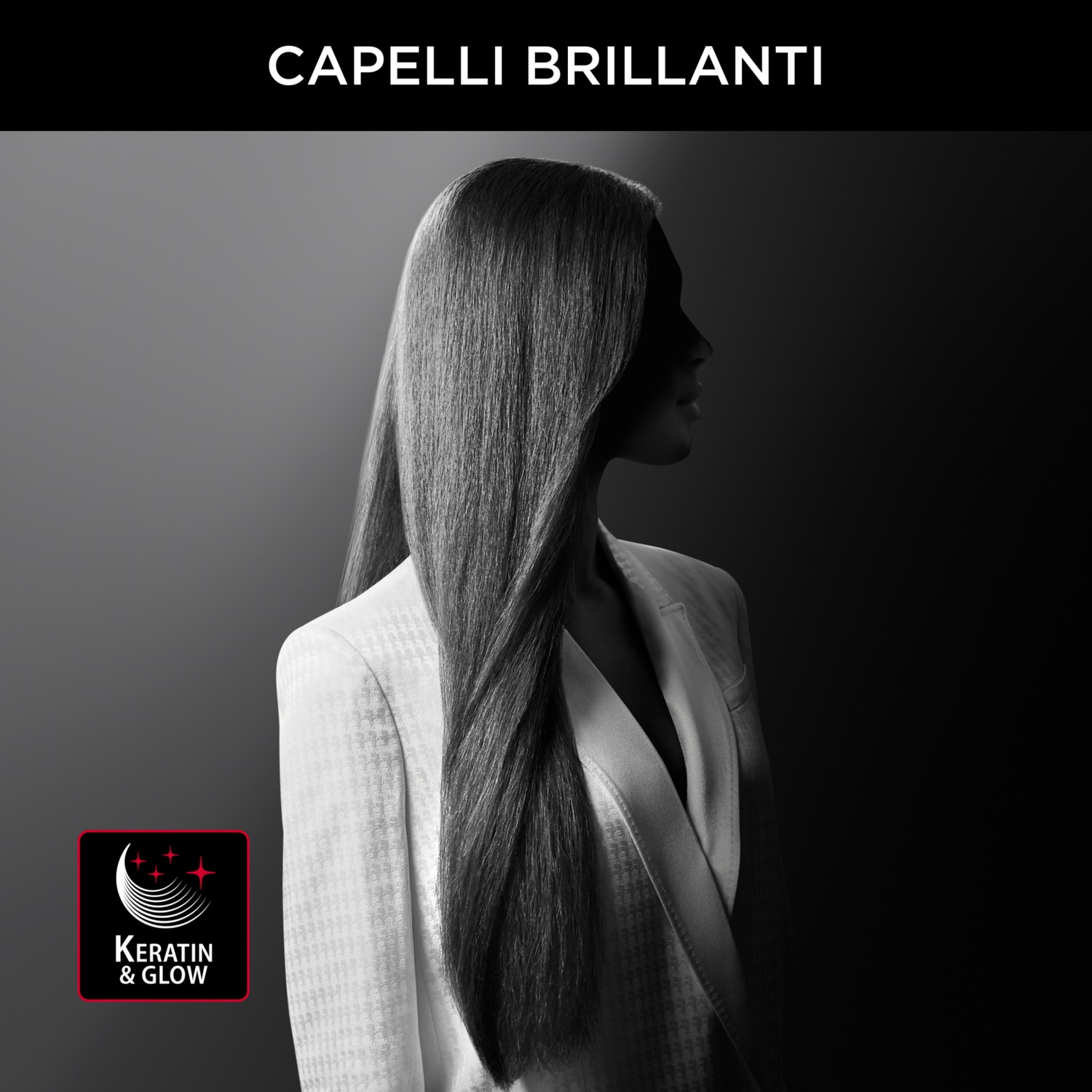 Donna con capelli lunghi e lucenti. Indossa un blazer bianco. Testo in alto: 'CAPELLI BRILLANTI'. Logo nell'angolo.