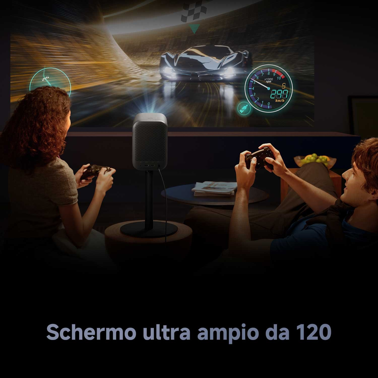 Due persone giocano a videogiochi proiettati su un muro. Un proiettore è in mezzo. Un gioco di corse viene visualizzato sul muro.