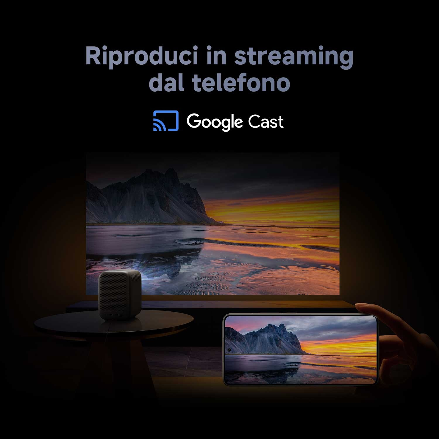 Un telefono mostra un paesaggio, che riflette uno schermo più grande. Un altoparlante è su un tavolo. Il testo dice 'Reproduci in streaming dal telefono'.