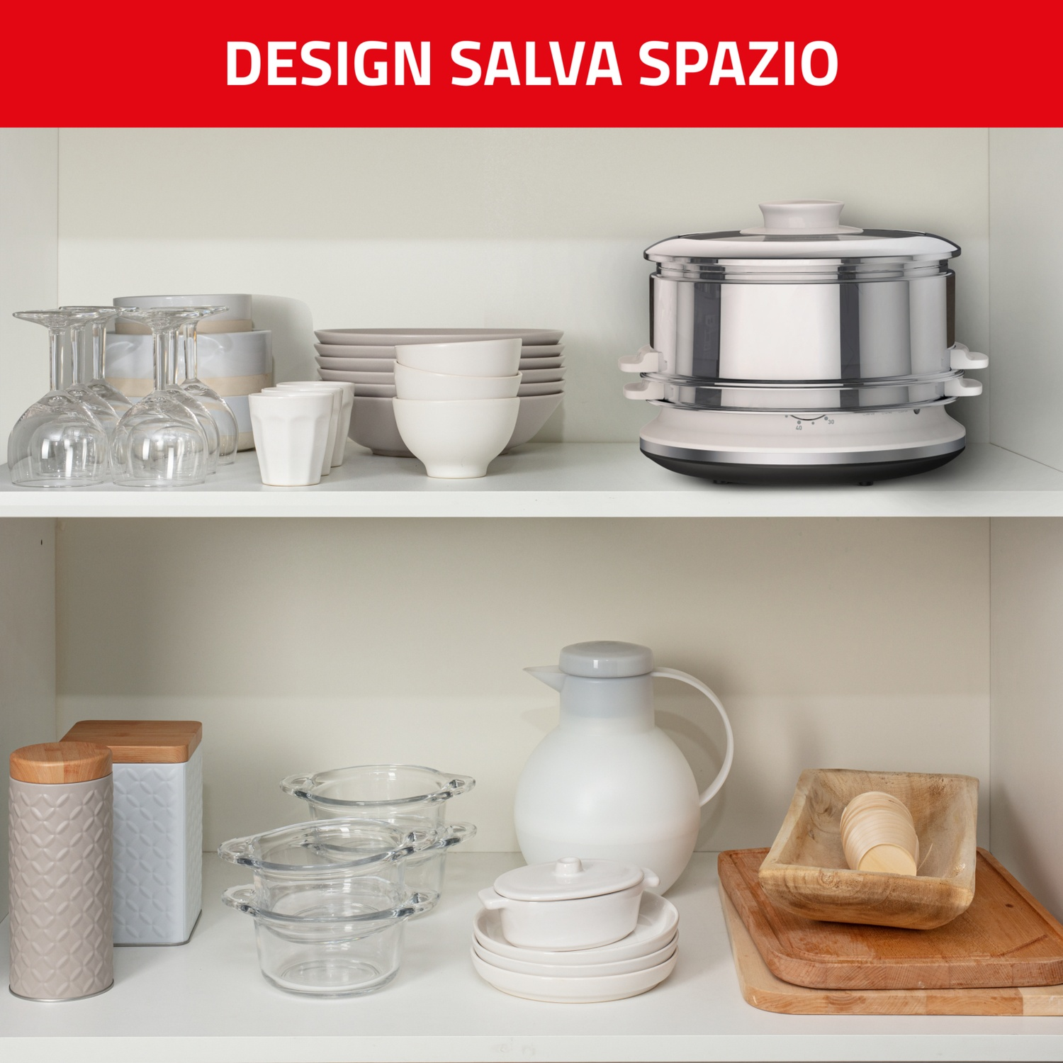 Un mobile da cucina con ripiani, con bicchieri, ciotole, una vaporiera, contenitori e taglieri. Dominano i toni bianchi e naturali.