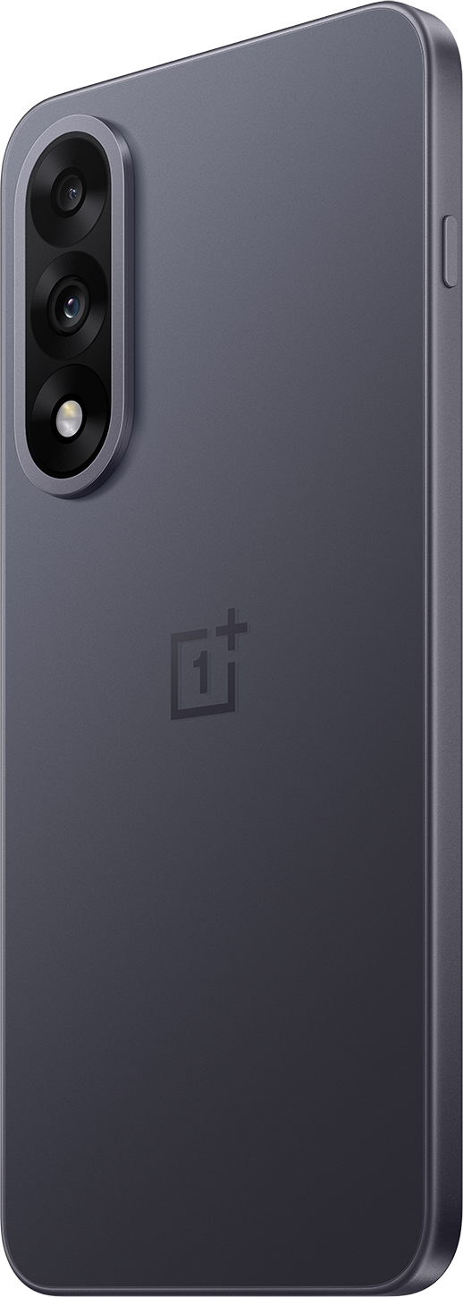Sötétszürke okostelefon hátlapja, három kamerával és OnePlus logóval. Az oldalon egy gomb található.