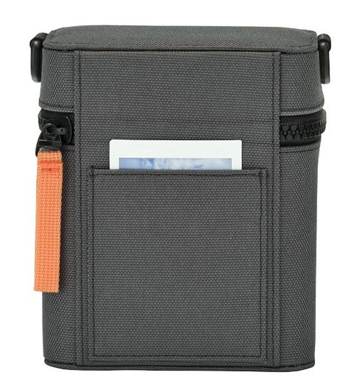 Ciemnoszara torba na aparat z kieszenią mieszczącą zdjęcie. Pomarańczowy pasek zwisa z zamka błyskawicznego.