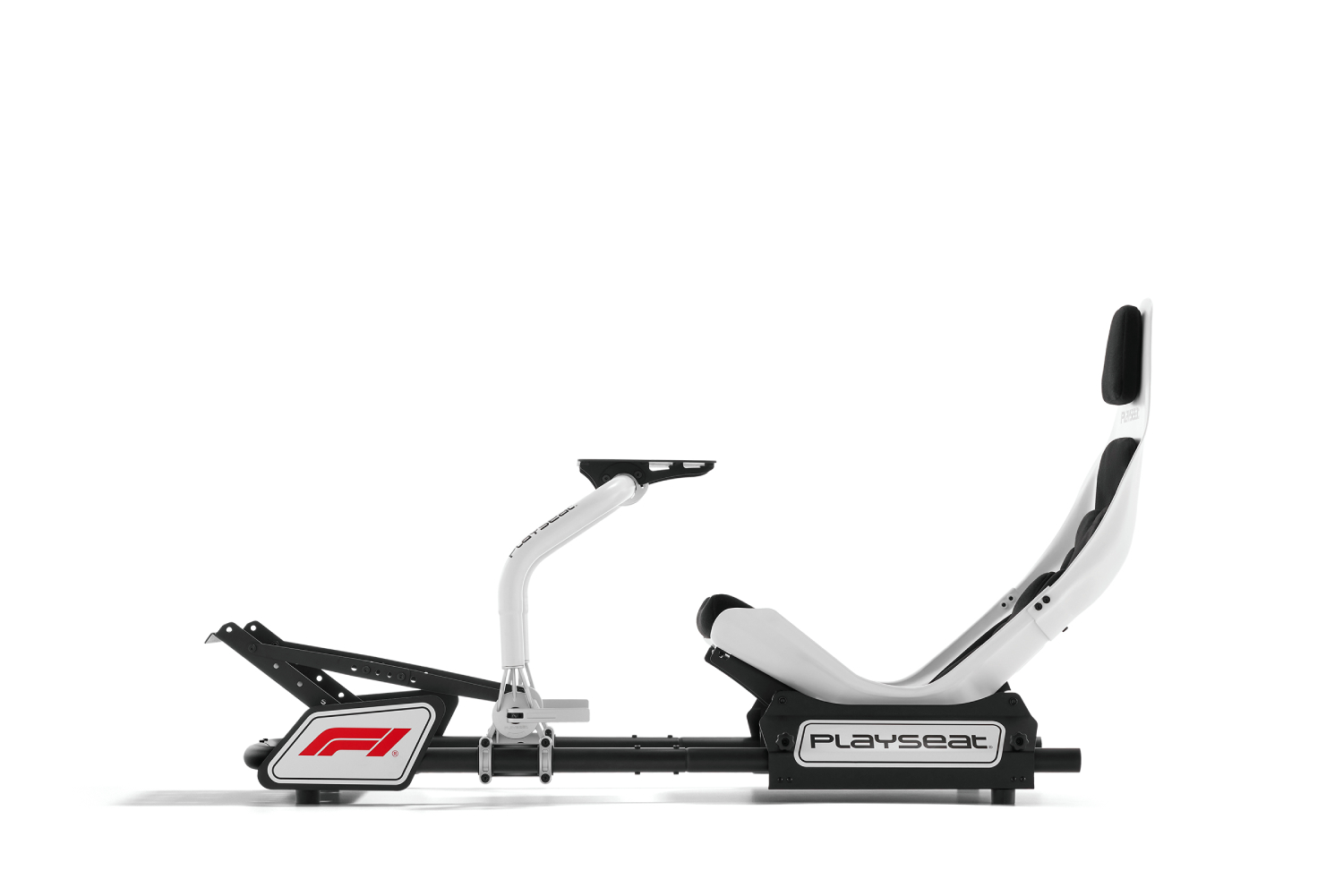 Un asiento de simulador de carreras blanco y negro. Cuenta con un asiento, soporte para volante y el logo de F1.