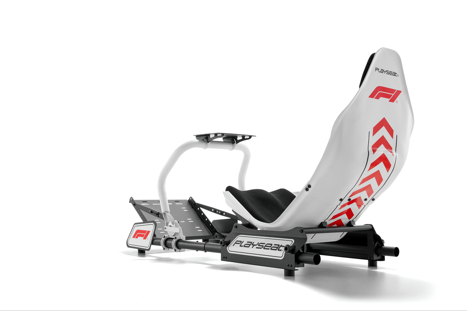 Un asiento de simulador de carreras Playseat blanco y negro con el logotipo rojo de la F1 y detalles de flechas. La silla está sobre un fondo blanco.