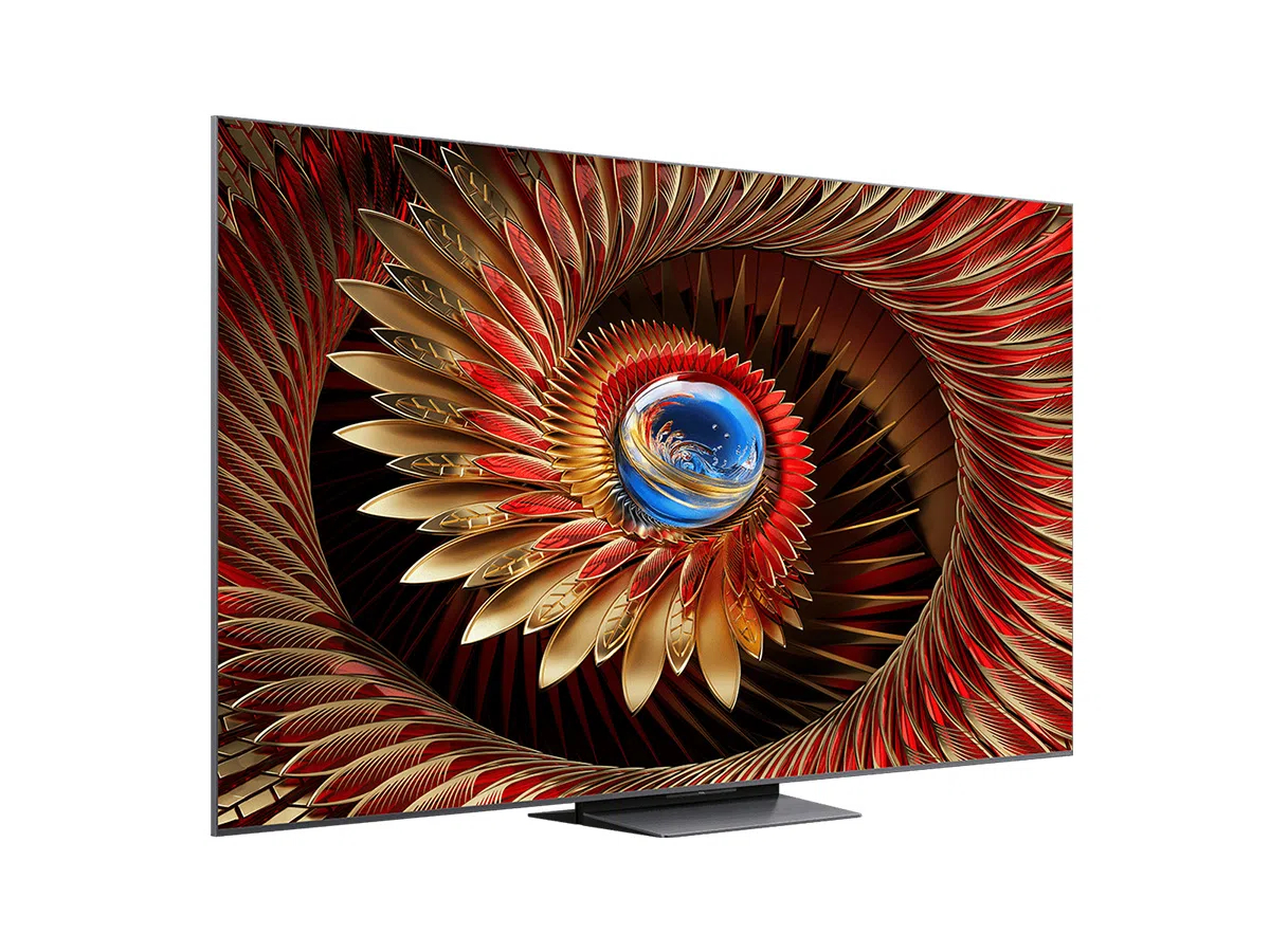 Un televisor grande muestra un diseño abstracto con formas rojas y doradas en forma de pluma que giran alrededor de un orbe azul.