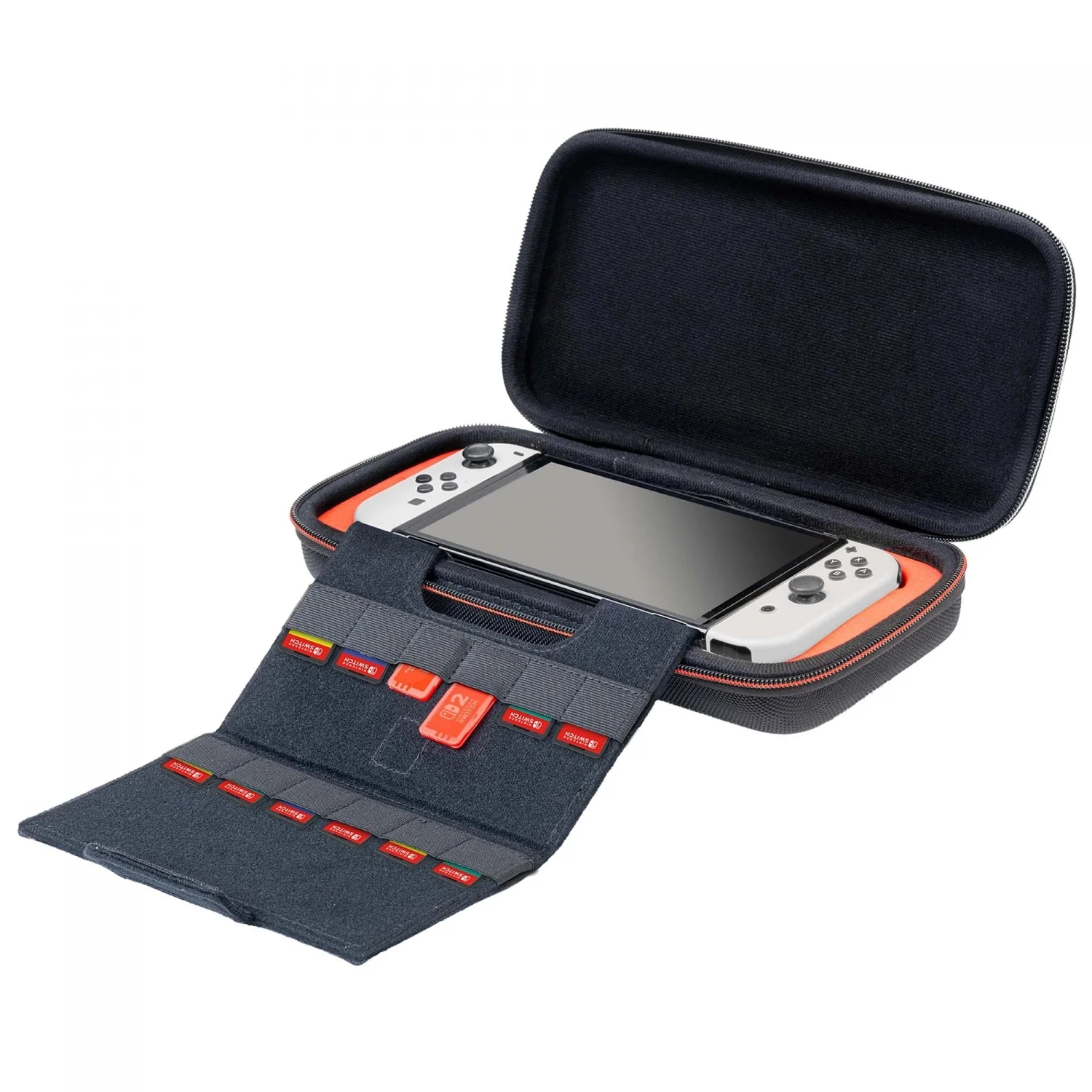Una consola Nintendo Switch dentro de un estuche. El estuche está abierto, mostrando la consola y las ranuras para tarjetas de juego. El estuche es negro y naranja.