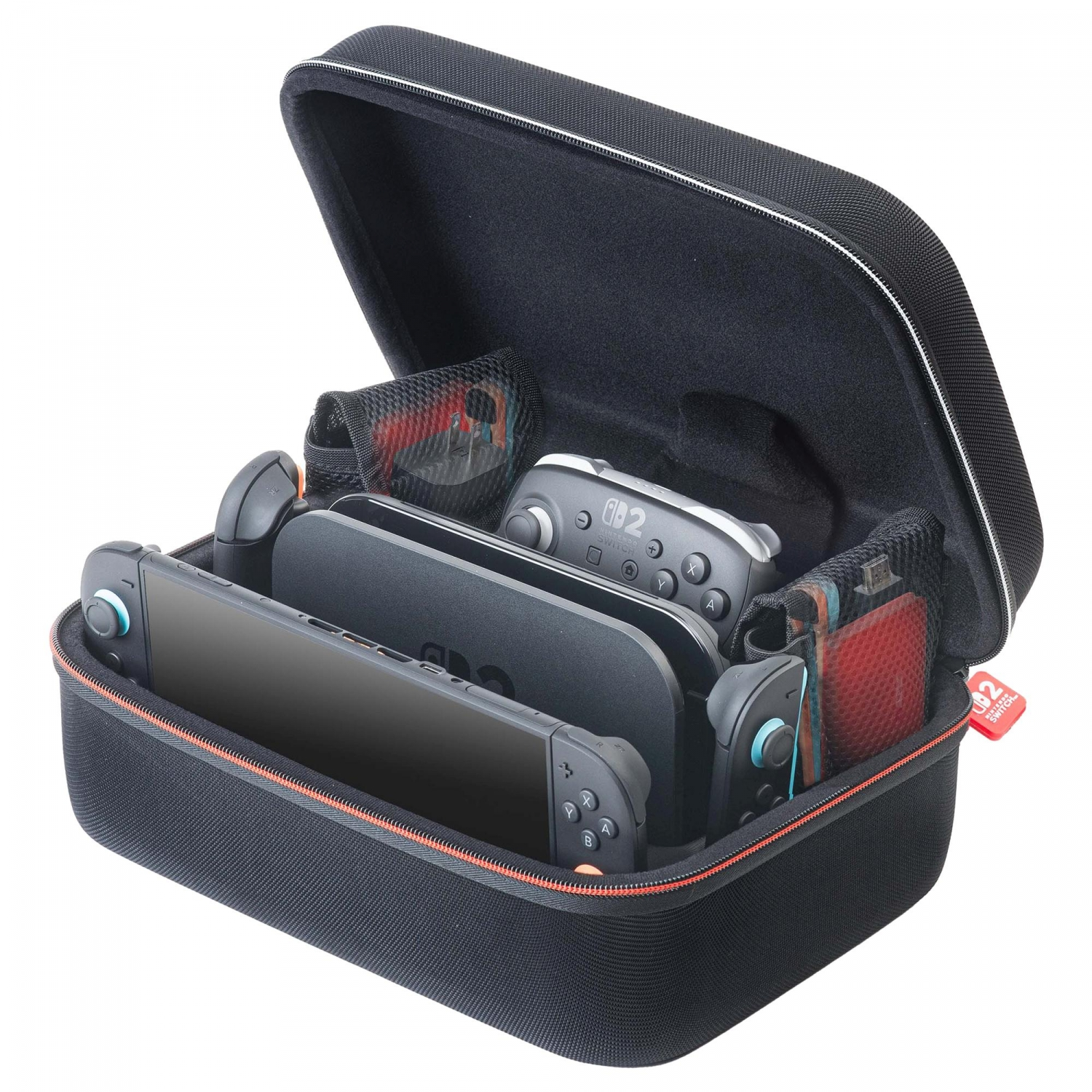 Estuche negro, abierto, lleno de Nintendo Switch, mandos y accesorios. Acentos rojos y naranjas. Fondo blanco.