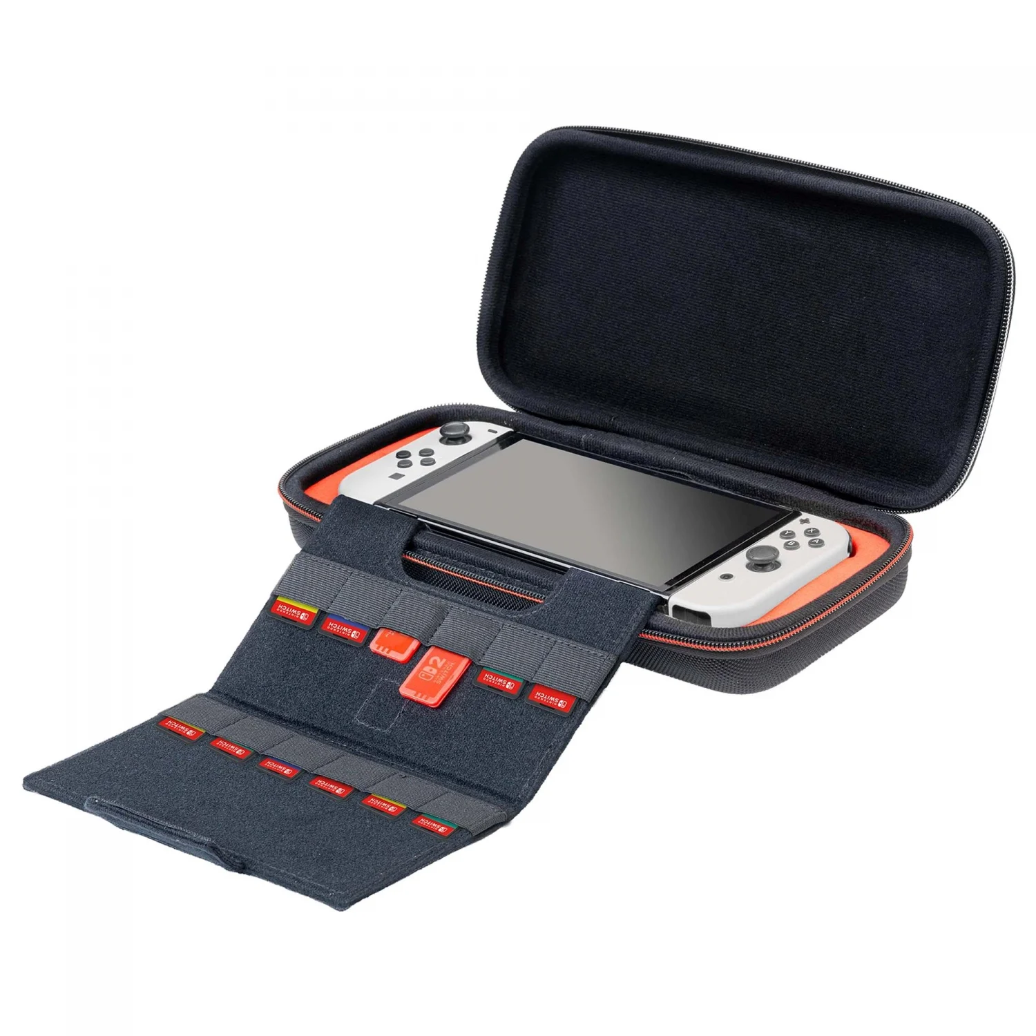Una Nintendo Switch blanca en un estuche negro abierto. Un compartimento plegado contiene cartuchos de juego. Se ven detalles en naranja y negro.