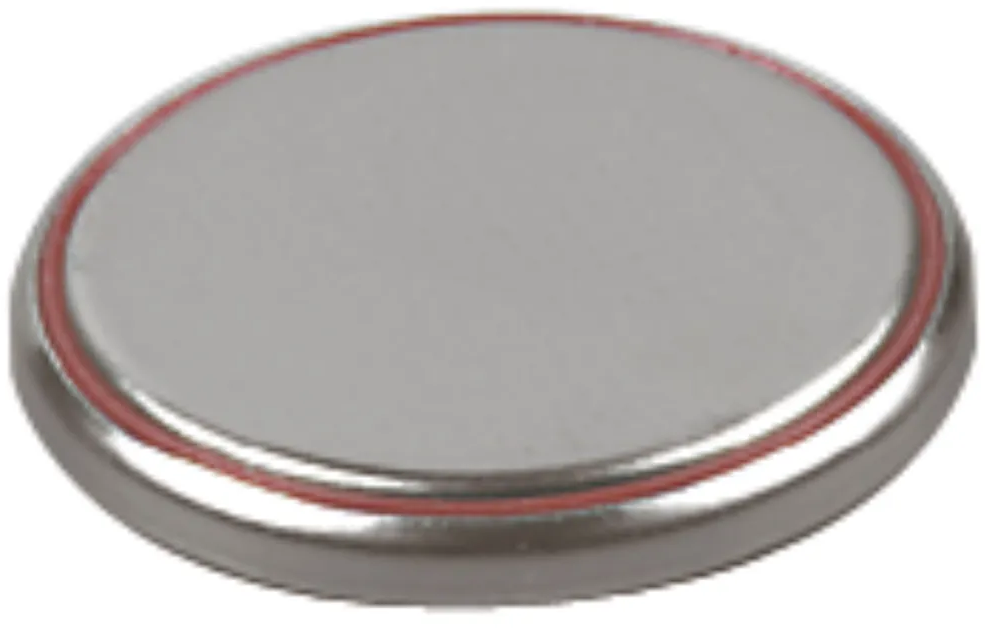 Nahaufnahme einer silbernen Knopfzelle mit rotem Ring. Die Batterie ist kreisförmig und metallisch, mit einer leichten Krümmung.
