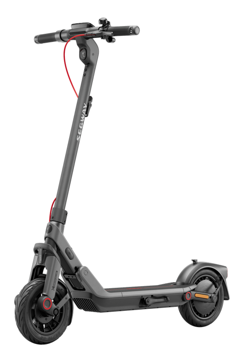 Une trottinette électrique Segway grise. Elle a des pneus noirs, un câble de frein rouge et le logo Segway sur la tige.