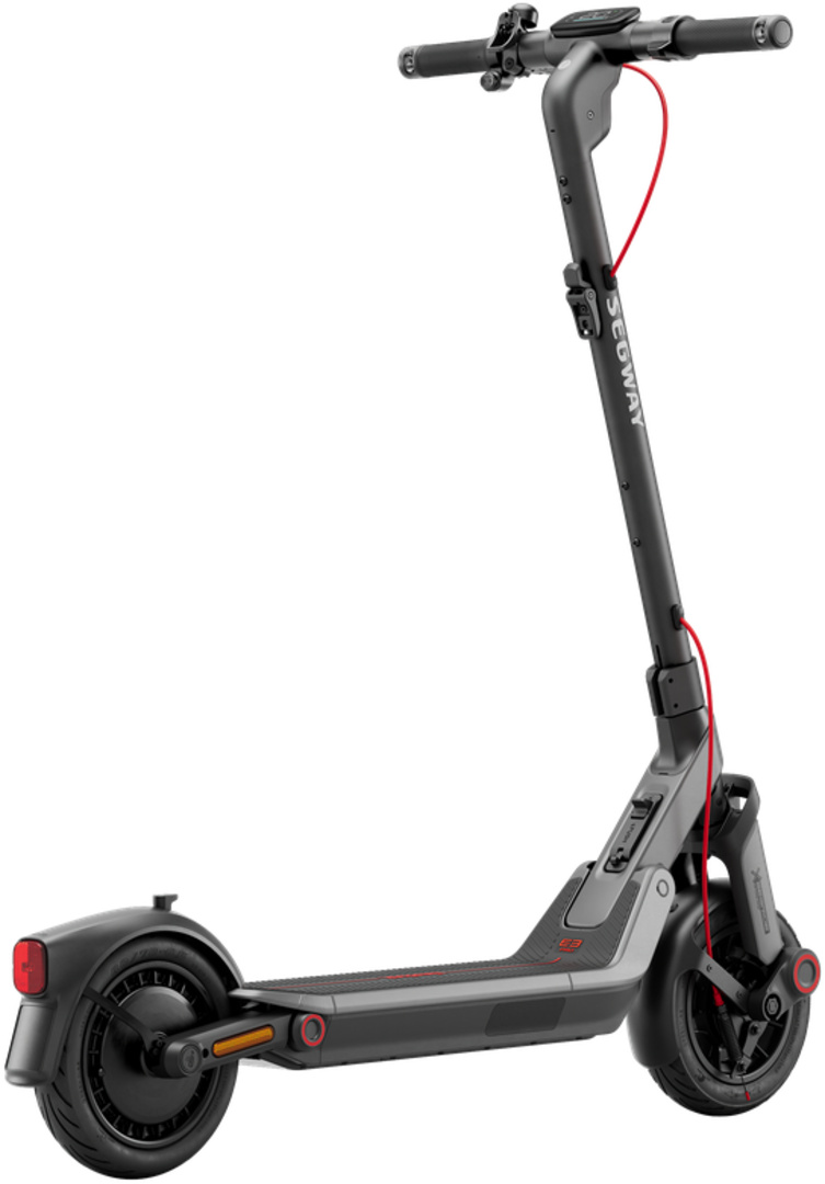 Une trottinette électrique Segway noire et grise. Elle a des détails rouges, un câble rouge et des pneus noirs. Le fond est blanc.