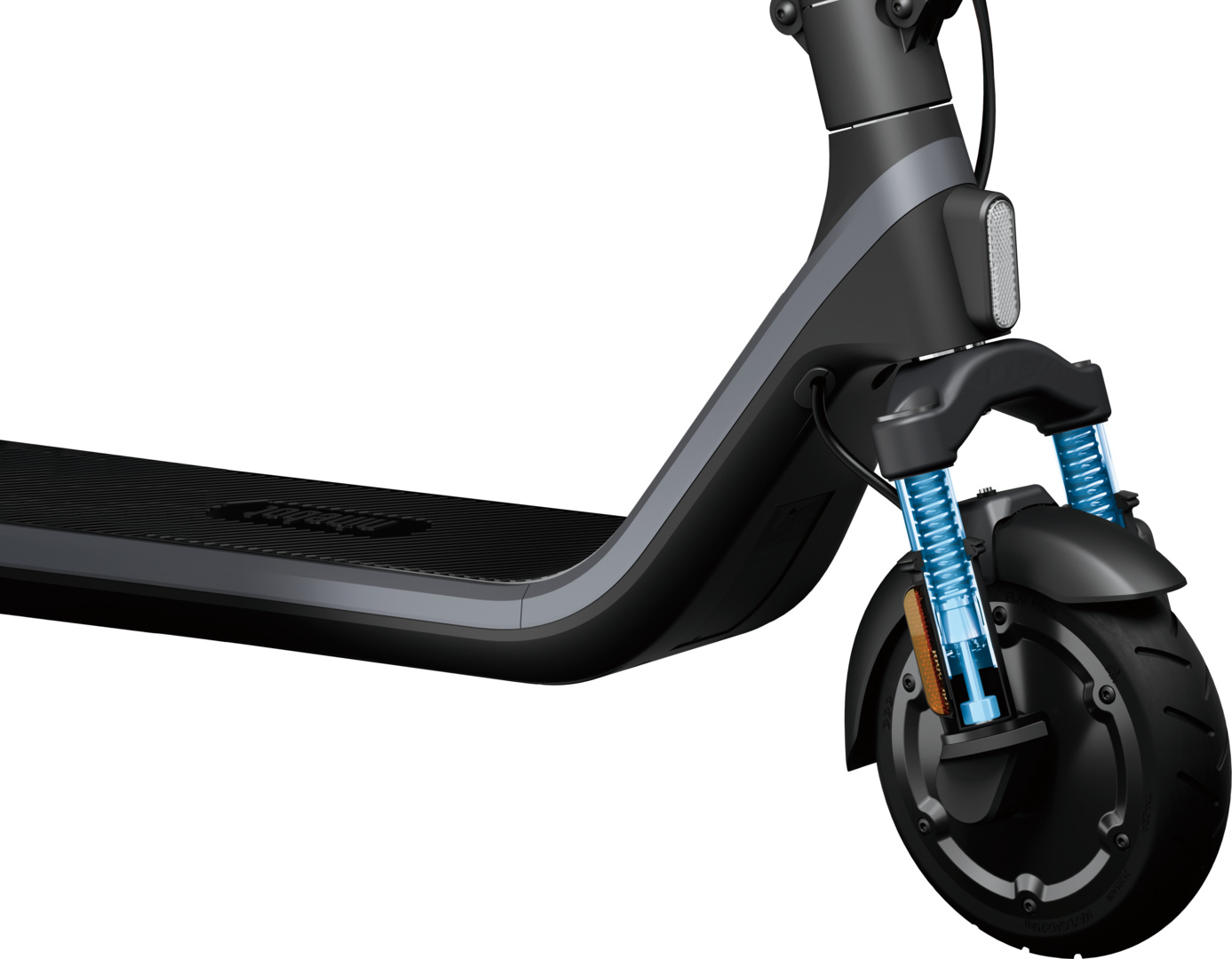 Gros plan d'une trottinette électrique noire avec roue avant, suspension et plateau. Le fond est blanc.