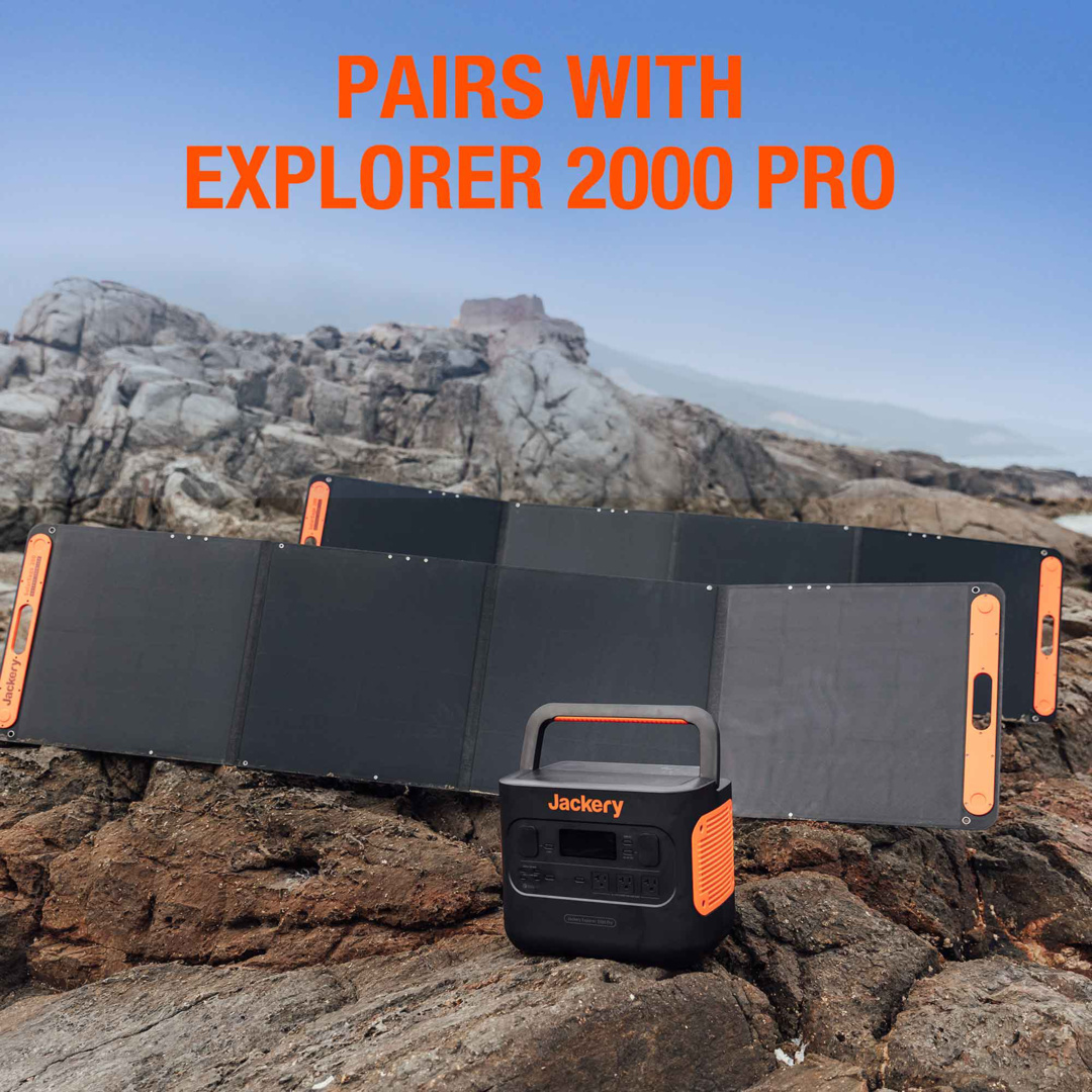 Centrale elettrica Jackery nera e pannelli solari su rocce, contro uno sfondo montuoso. Testo: 'Pairs with Explorer 2000 Pro'.