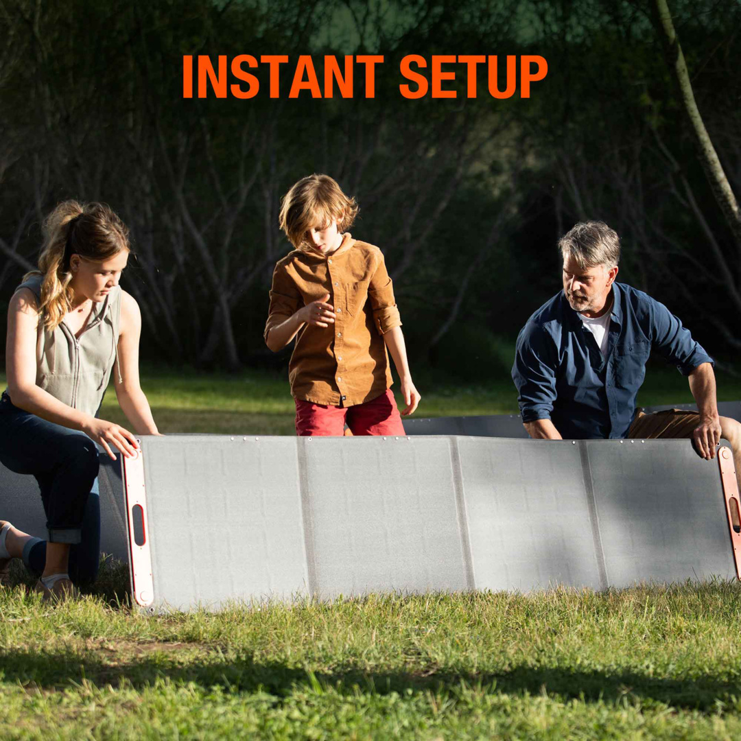 Una famiglia di tre persone installa un pannello solare grigio su un'area erbosa. Il testo "INSTANT SETUP" è in alto.