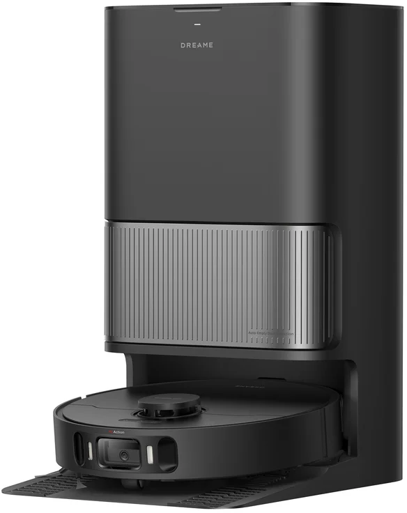 Un aspirateur robot Dreame noir et une station d'accueil. L'aspirateur est sur la base. La station a un panneau argenté.