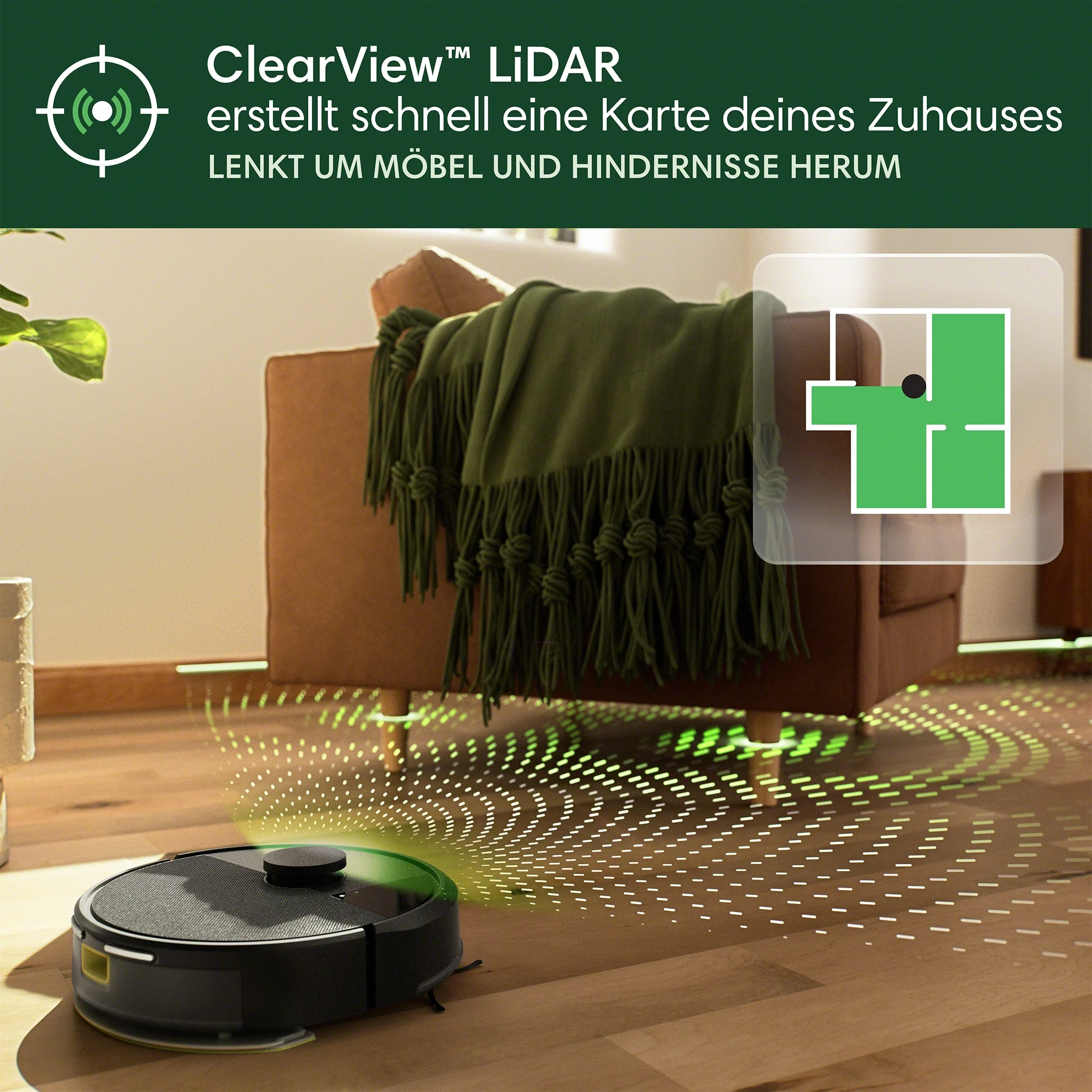 Ein Roboter-Staubsauger auf Holzboden. Er kartiert ein Wohnzimmer mit Sofa und grüner Decke.
